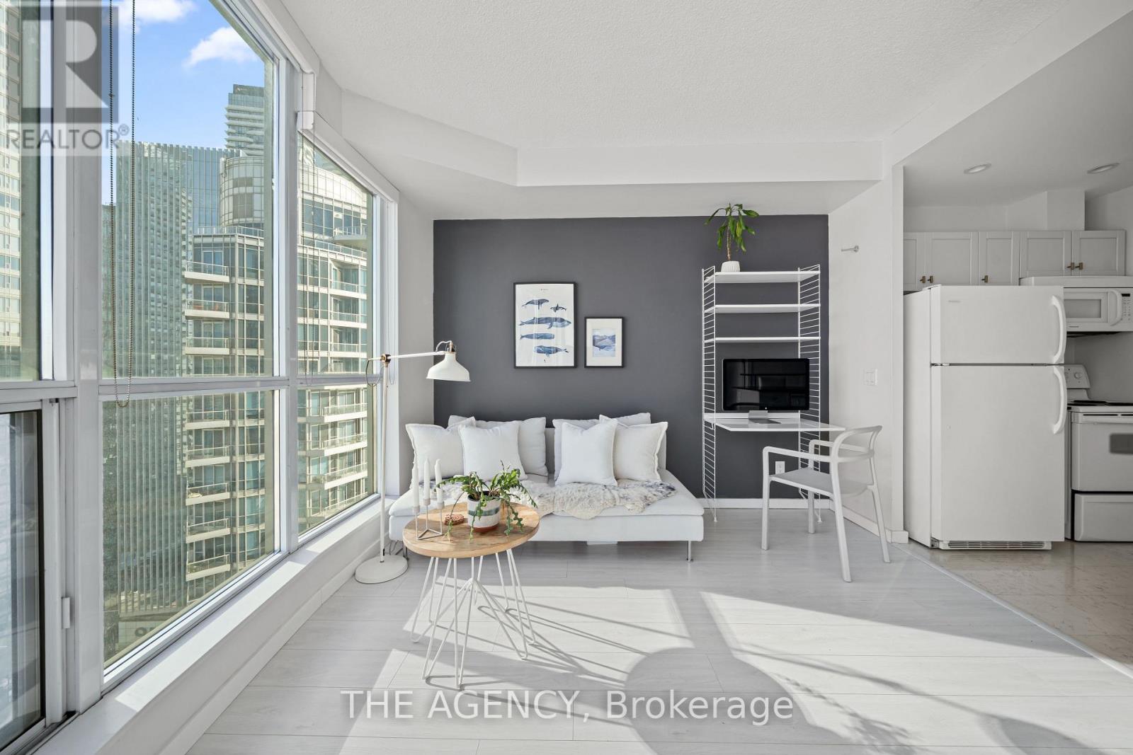 3313 - 208 Queens Quay W, Toronto, Ontario  M5J 2Y5 - Photo 2 - C13096180