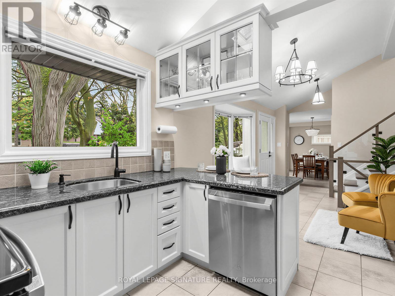 81 Cottonwood Drive, Toronto, Ontario  M3C 2B3 - Photo 11 - C13096284