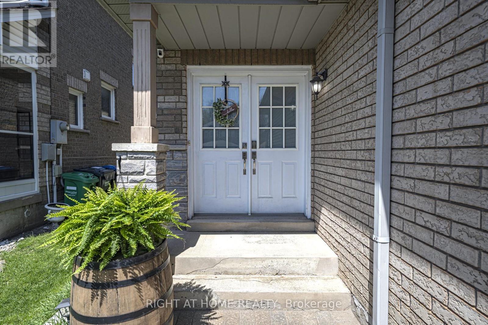 604 Summer Park Crescent, Mississauga, Ontario  L5B 4E9 - Photo 3 - W13083830