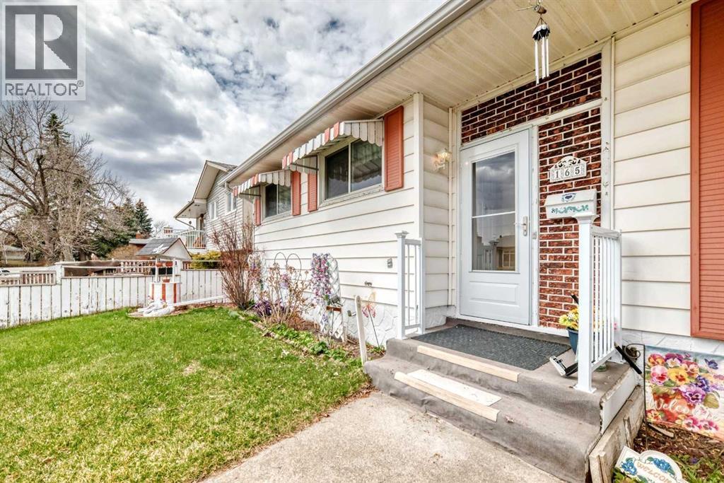 165 Marbrooke Circle Ne, Calgary, Alberta  T2A 2W4 - Photo 3 - A2305860