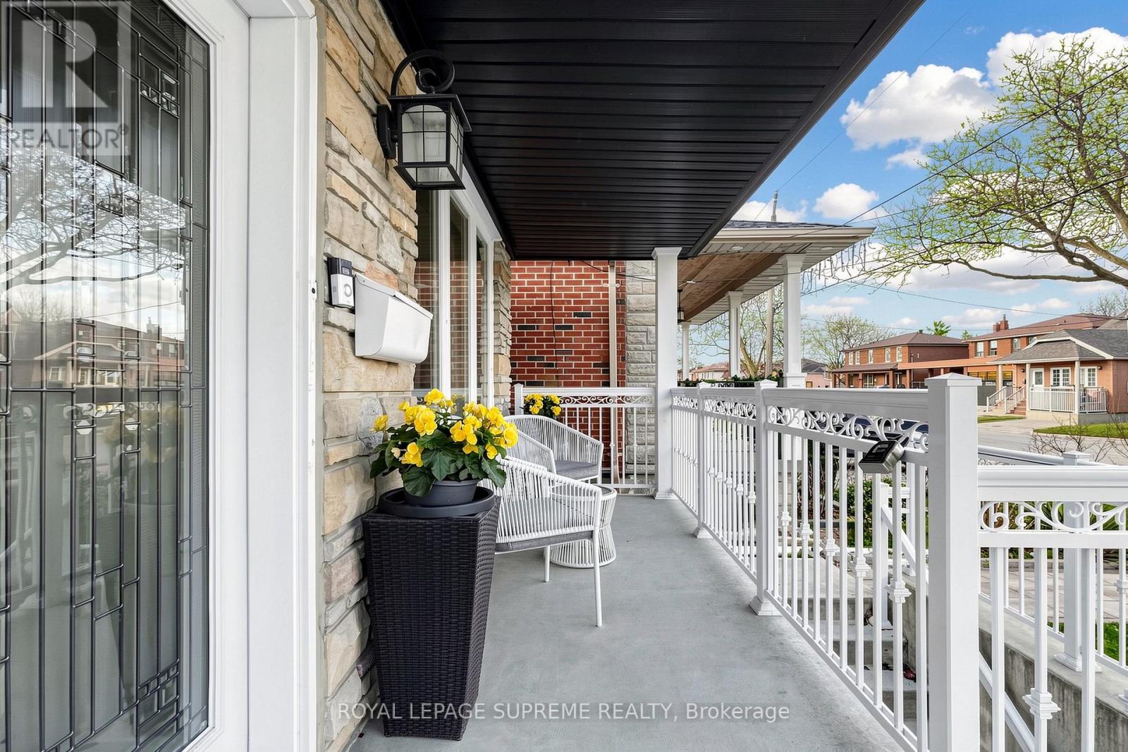 46 Chiswick Avenue, Toronto, Ontario  M6M 4T9 - Photo 3 - W13096116
