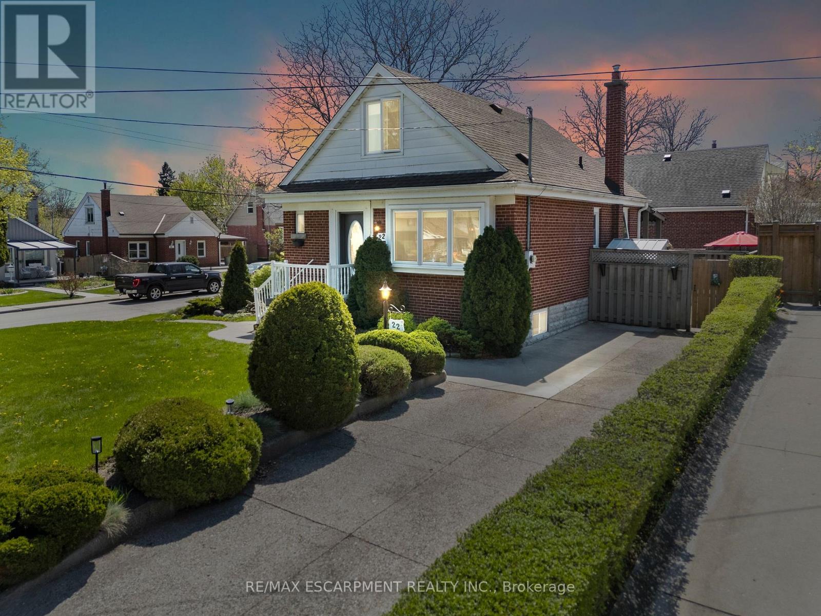 22 Dundonald Avenue, Hamilton, Ontario  L8K 4Z9 - Photo 2 - X13096172