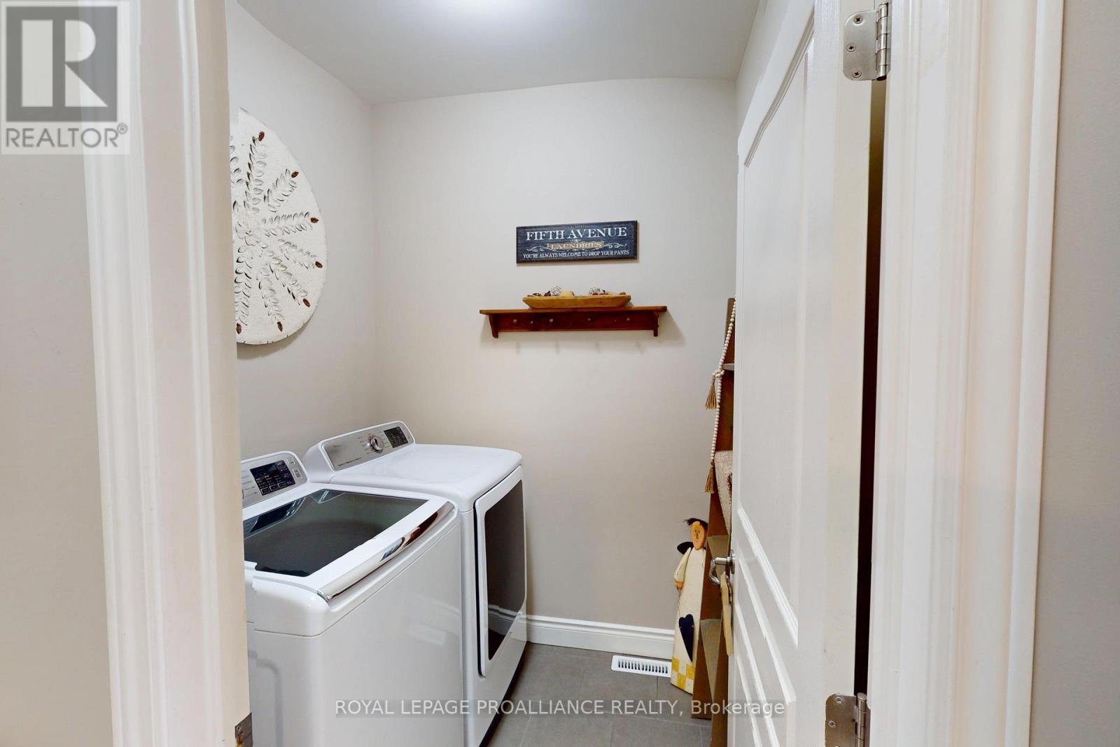23 Ledgerock Court, Quinte West, Ontario  K8R 0A1 - Photo 6 - X13096442