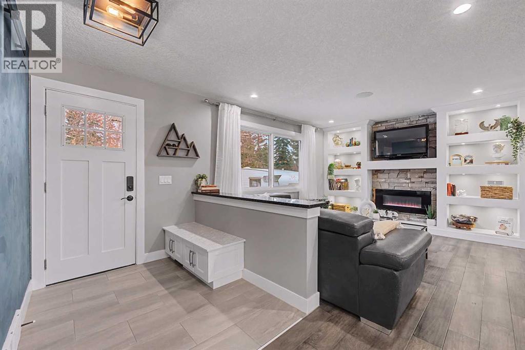 32 Sinclair Crescent SW, Calgary, Alberta  T2W 0L7 - Photo 4 - A2284512