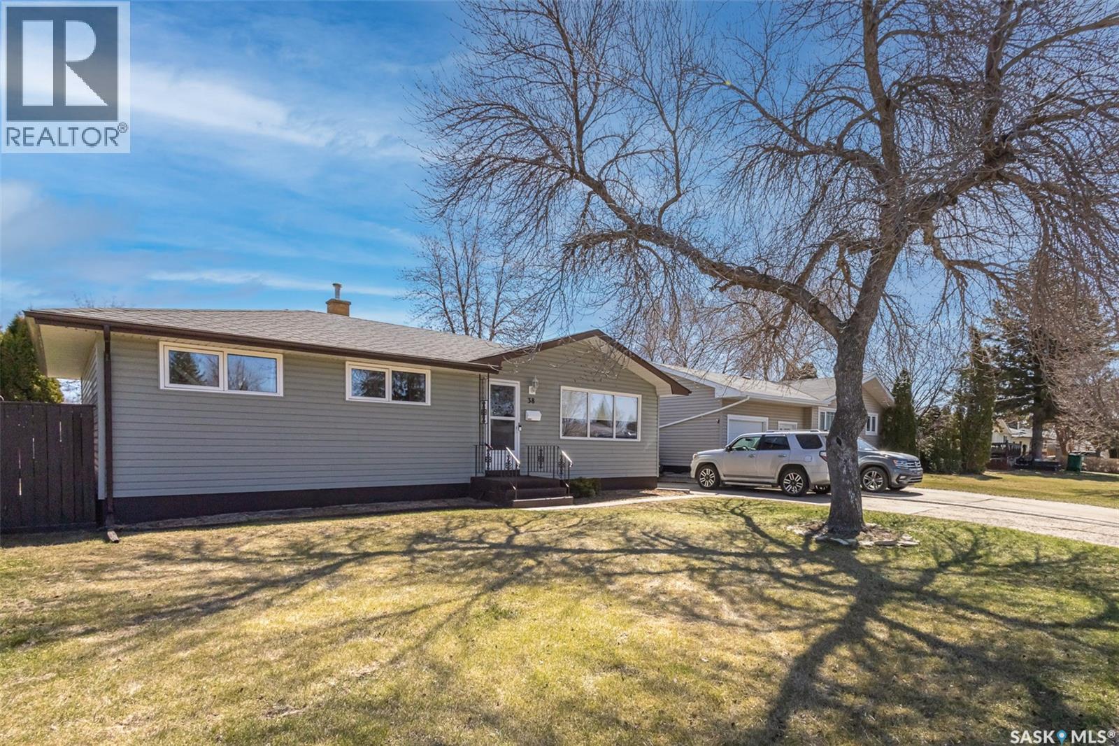 38 Morris Drive, Saskatoon, Saskatchewan  S7L 3T9 - Photo 2 - SK035174