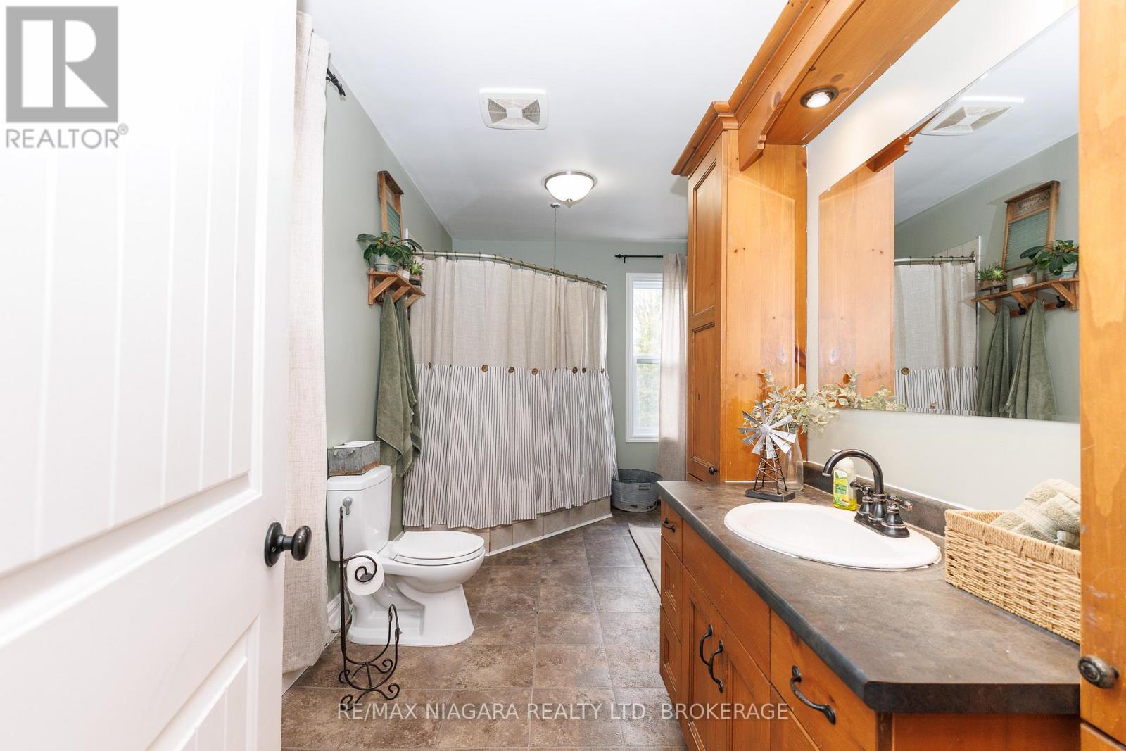 662 Empire Road, Port Colborne, Ontario  L0S 1R0 - Photo 18 - X13096548