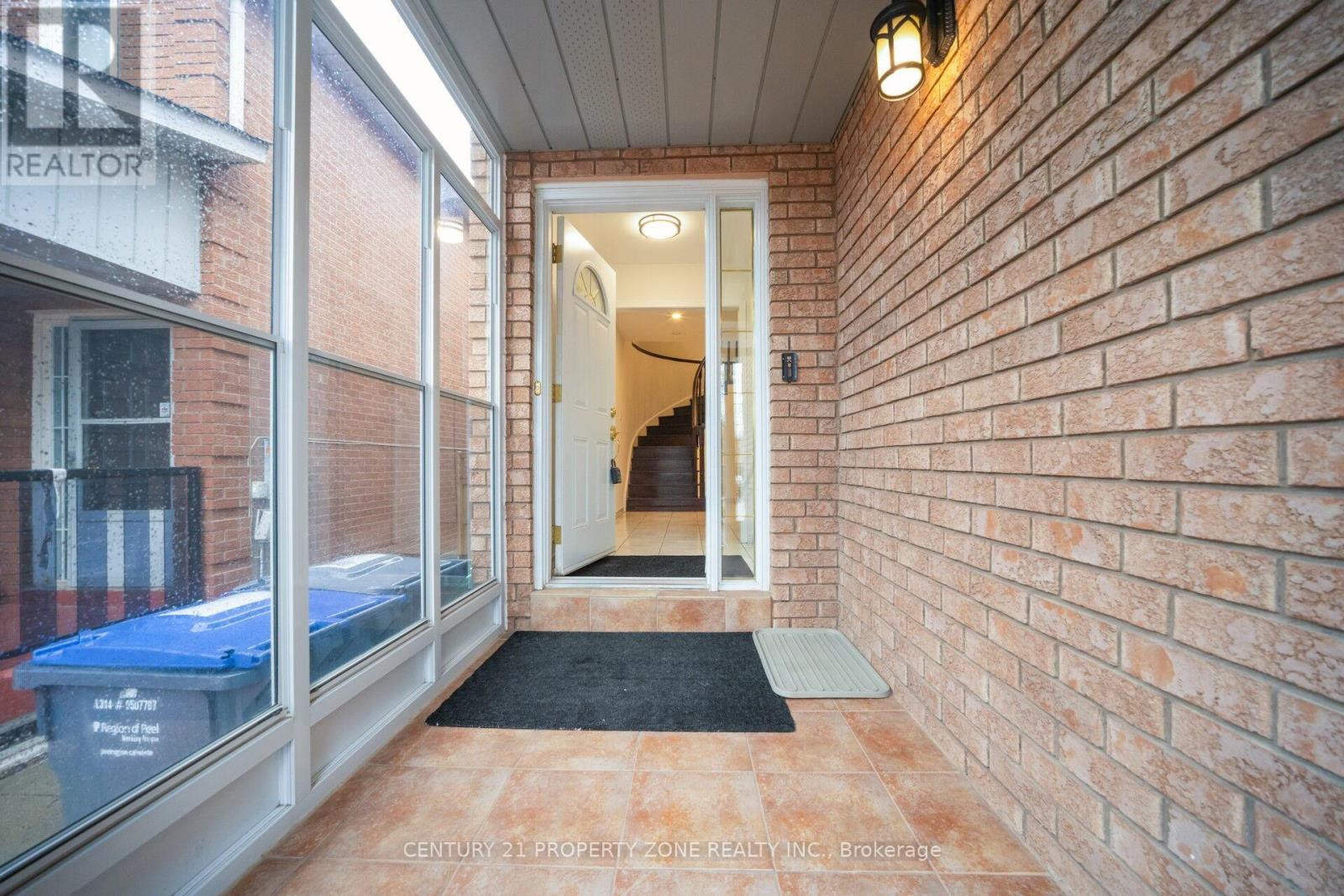 160 Torrance Woods, Brampton, Ontario  L6Y 4K2 - Photo 4 - W13094190