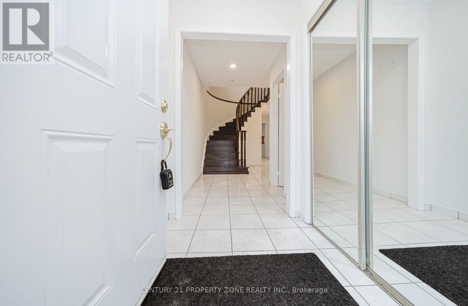 160 Torrance Woods, Brampton, Ontario  L6Y 4K2 - Photo 5 - W13094190