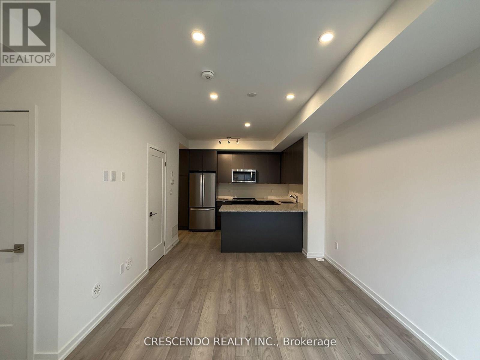 24 - 18 Lytham Green Circle, Newmarket, Ontario  L3Y 2P3 - Photo 2 - N13096492