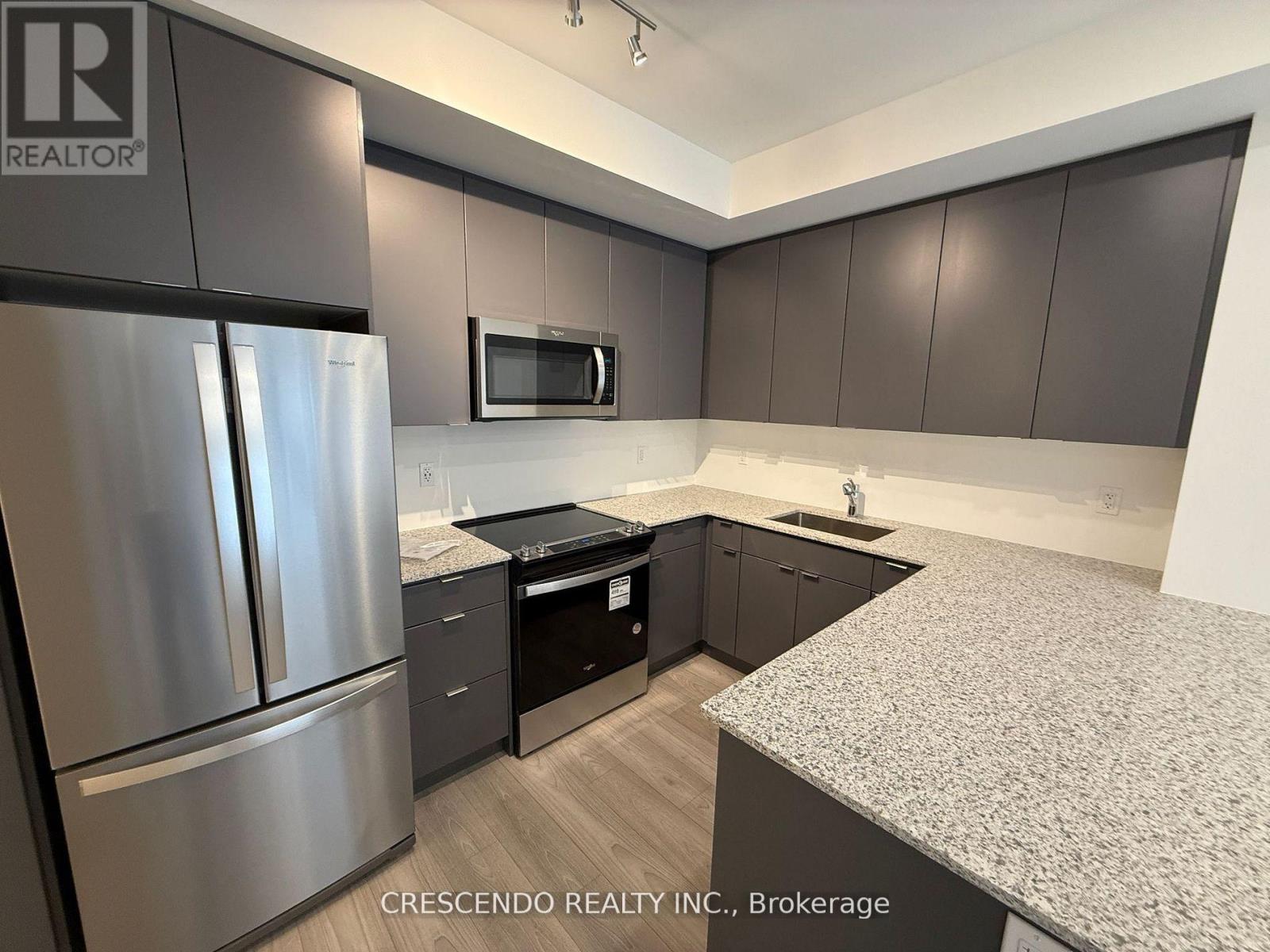 24 - 18 Lytham Green Circle, Newmarket, Ontario  L3Y 2P3 - Photo 4 - N13096492