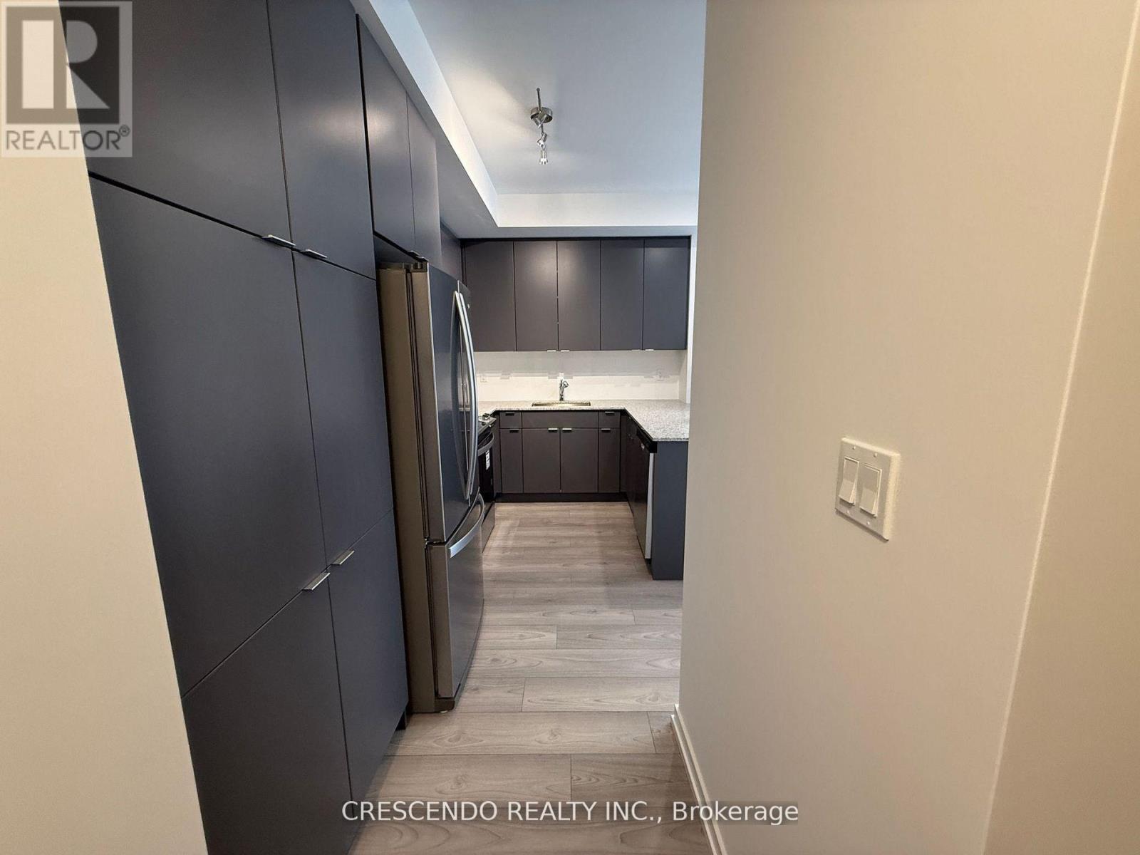 24 - 18 Lytham Green Circle, Newmarket, Ontario  L3Y 2P3 - Photo 5 - N13096492