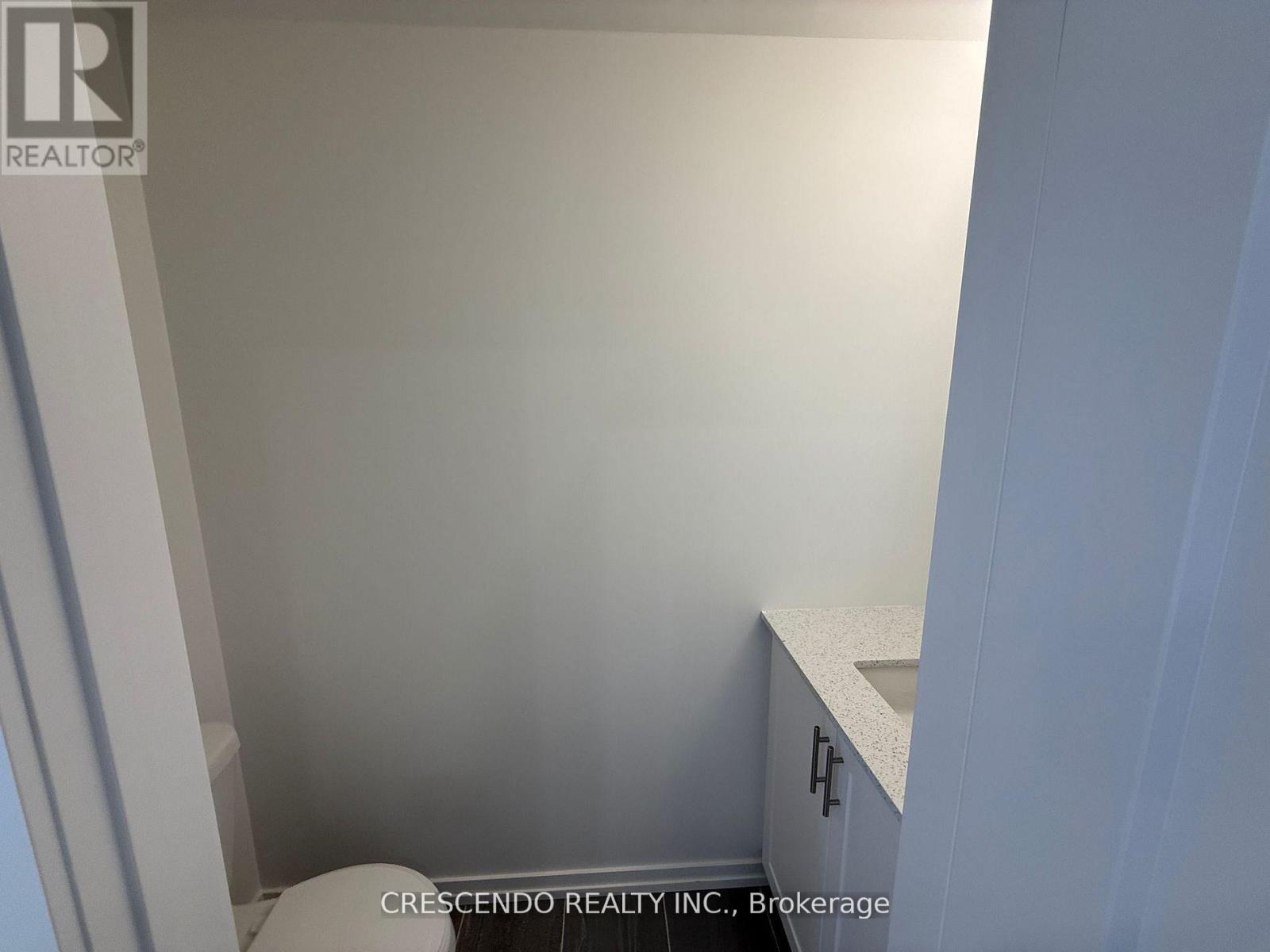 24 - 18 Lytham Green Circle, Newmarket, Ontario  L3Y 2P3 - Photo 8 - N13096492
