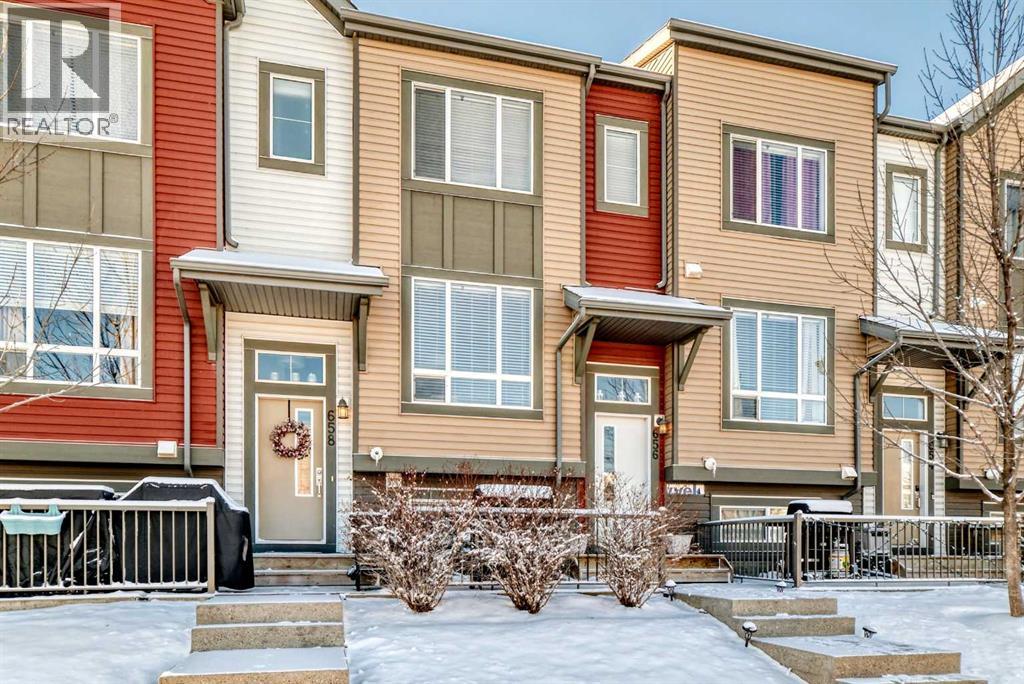 656 Copperpond Boulevard Se, Calgary, Alberta  T2Z 5B9 - Photo 3 - A2282104