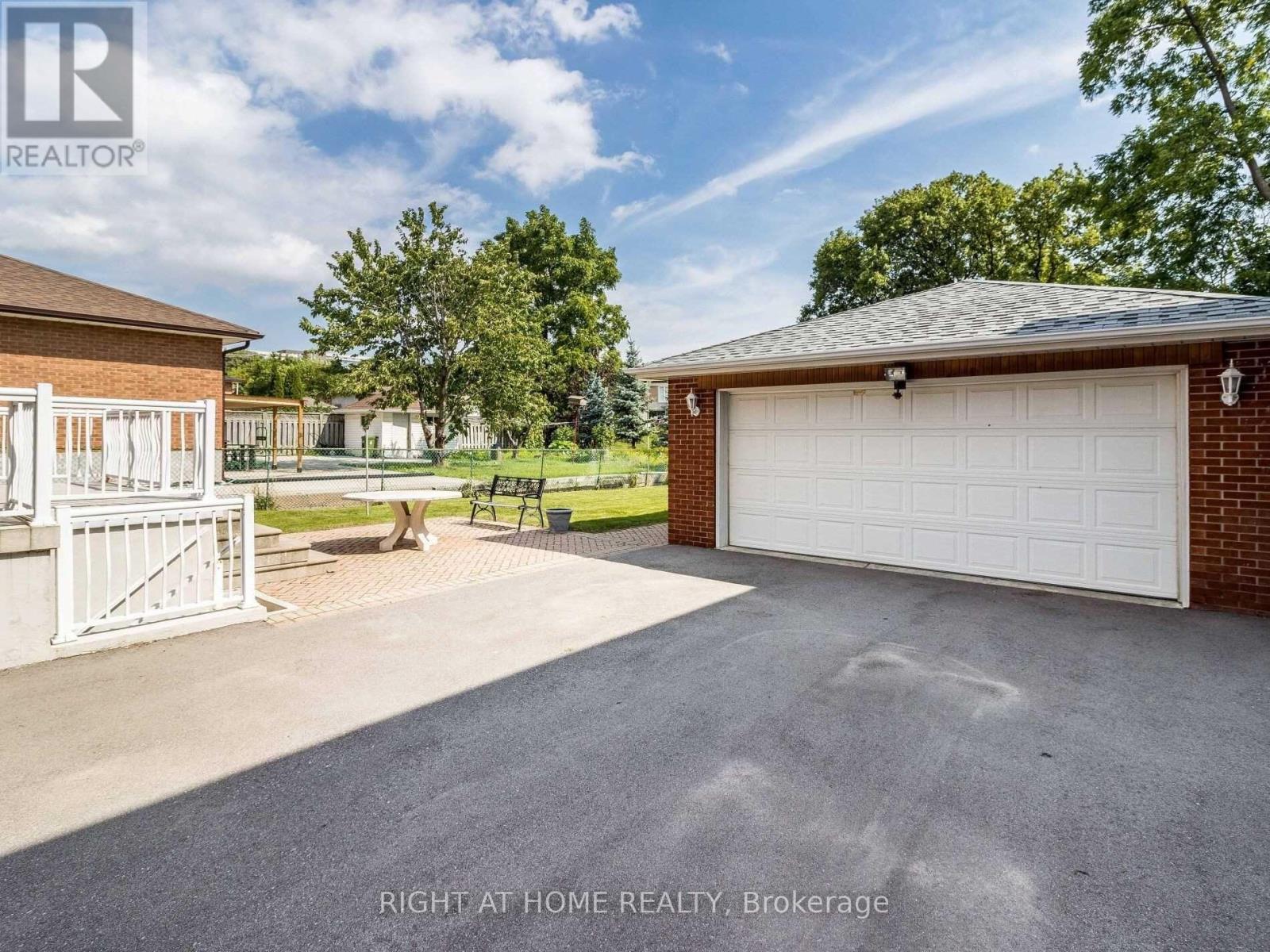 23 Blue Springs Road, Toronto, Ontario  M6L 2T5 - Photo 11 - W13096382