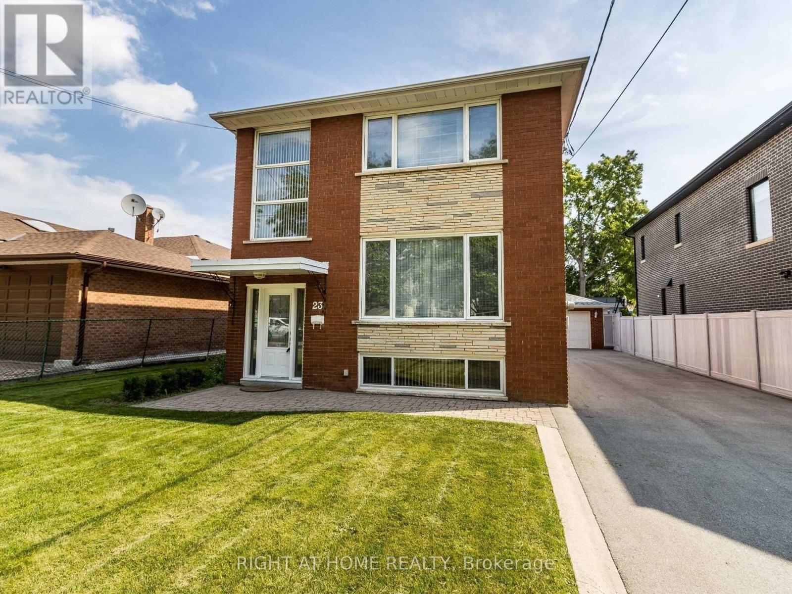 23 Blue Springs Road, Toronto, Ontario  M6L 2T5 - Photo 3 - W13096382