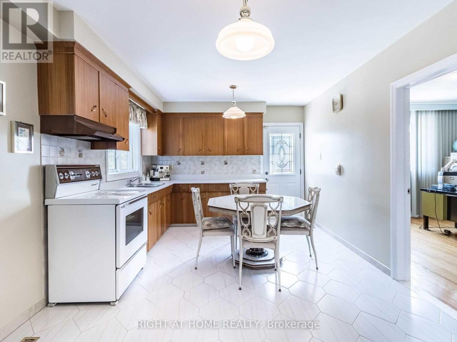 23 Blue Springs Road, Toronto, Ontario  M6L 2T5 - Photo 5 - W13096382