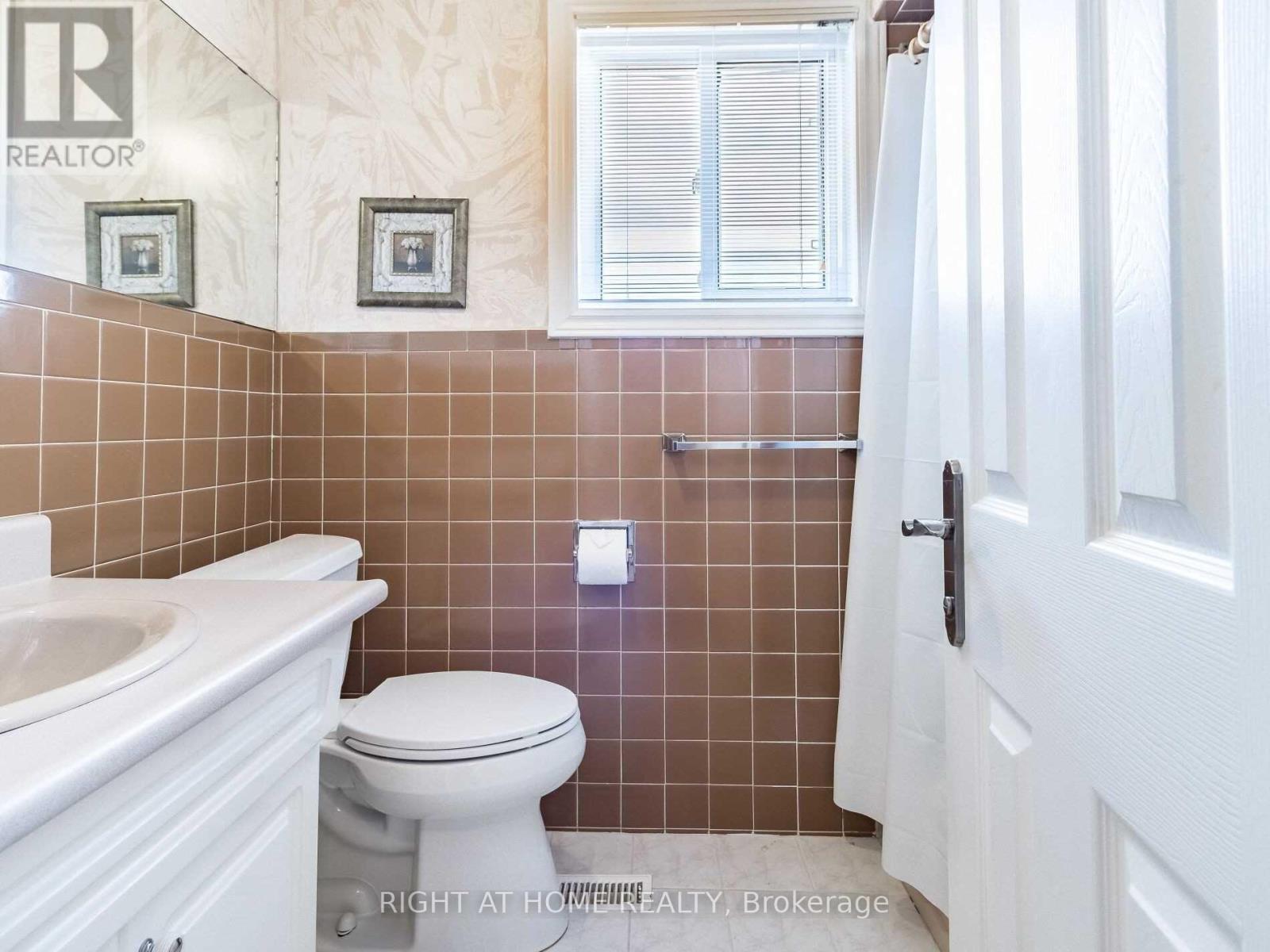 23 Blue Springs Road, Toronto, Ontario  M6L 2T5 - Photo 9 - W13096382