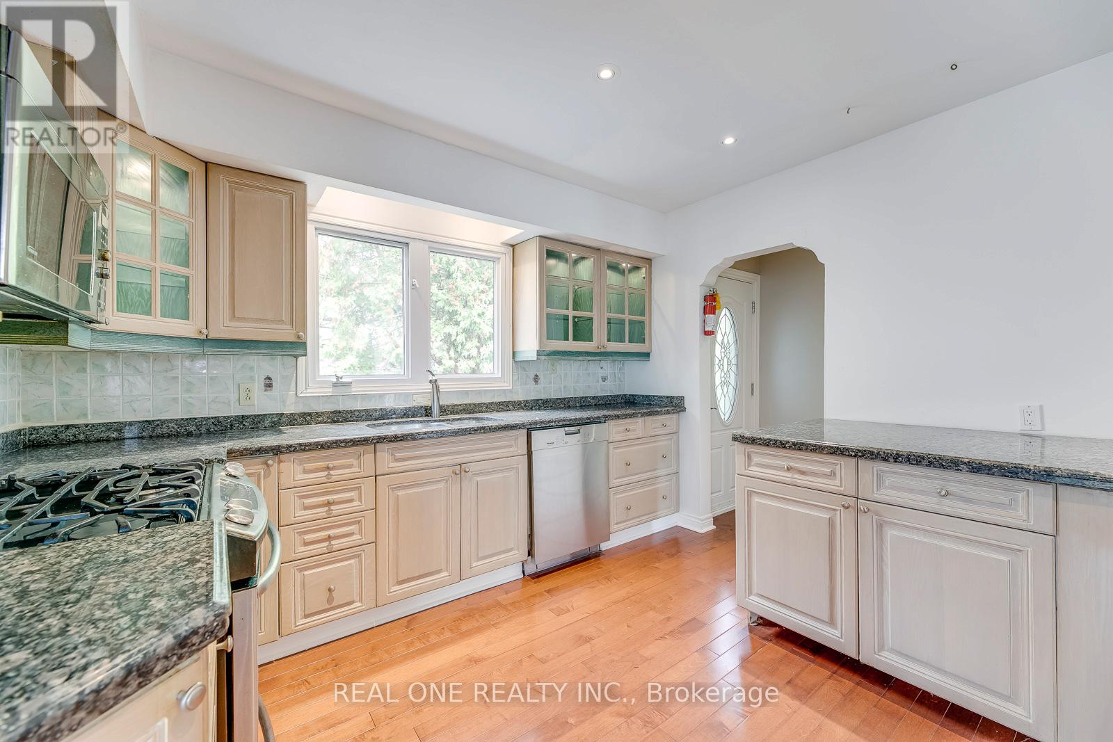 2181 Courtland Drive, Burlington, Ontario  L7R 1S2 - Photo 13 - W13096522