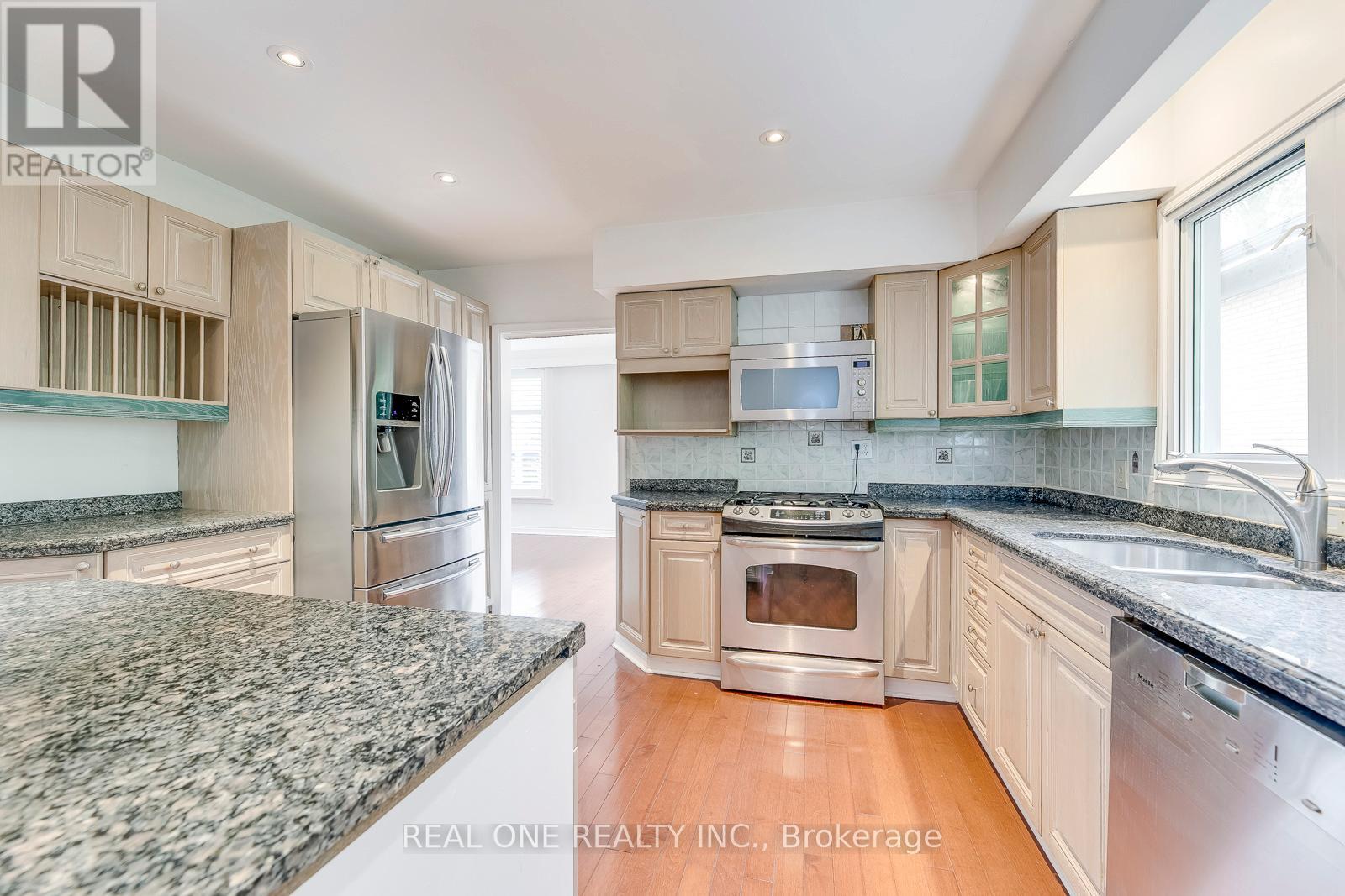 2181 Courtland Drive, Burlington, Ontario  L7R 1S2 - Photo 16 - W13096522