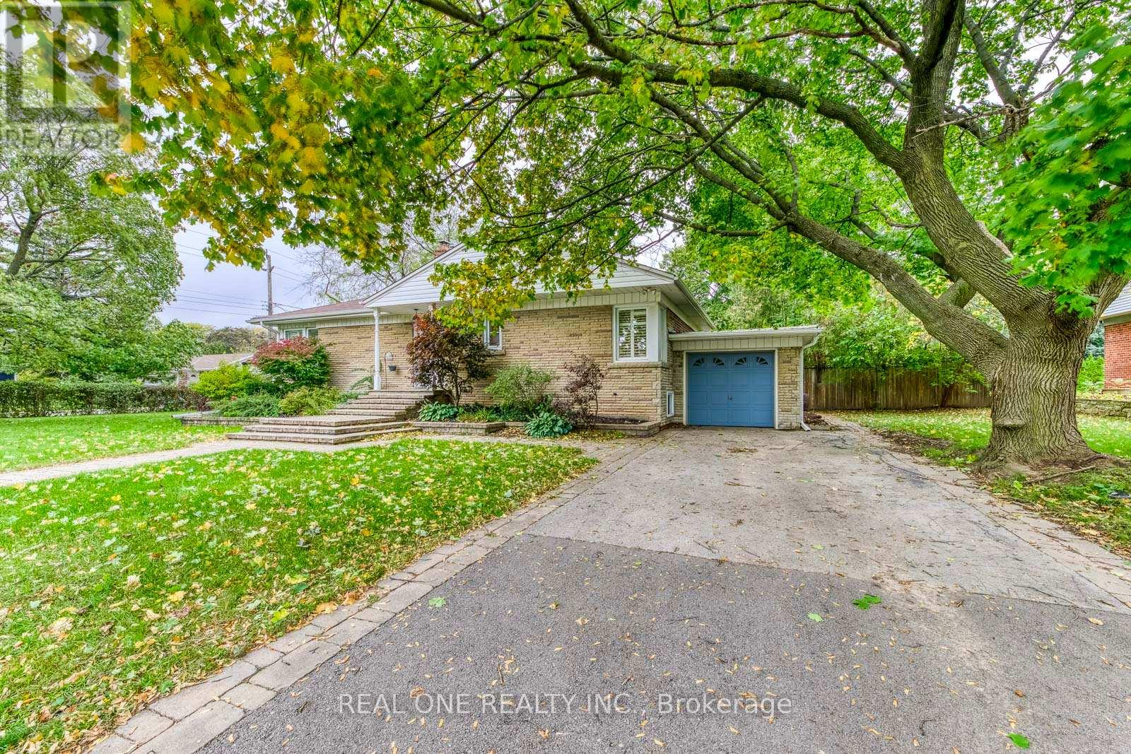 2181 Courtland Drive, Burlington, Ontario  L7R 1S2 - Photo 2 - W13096522