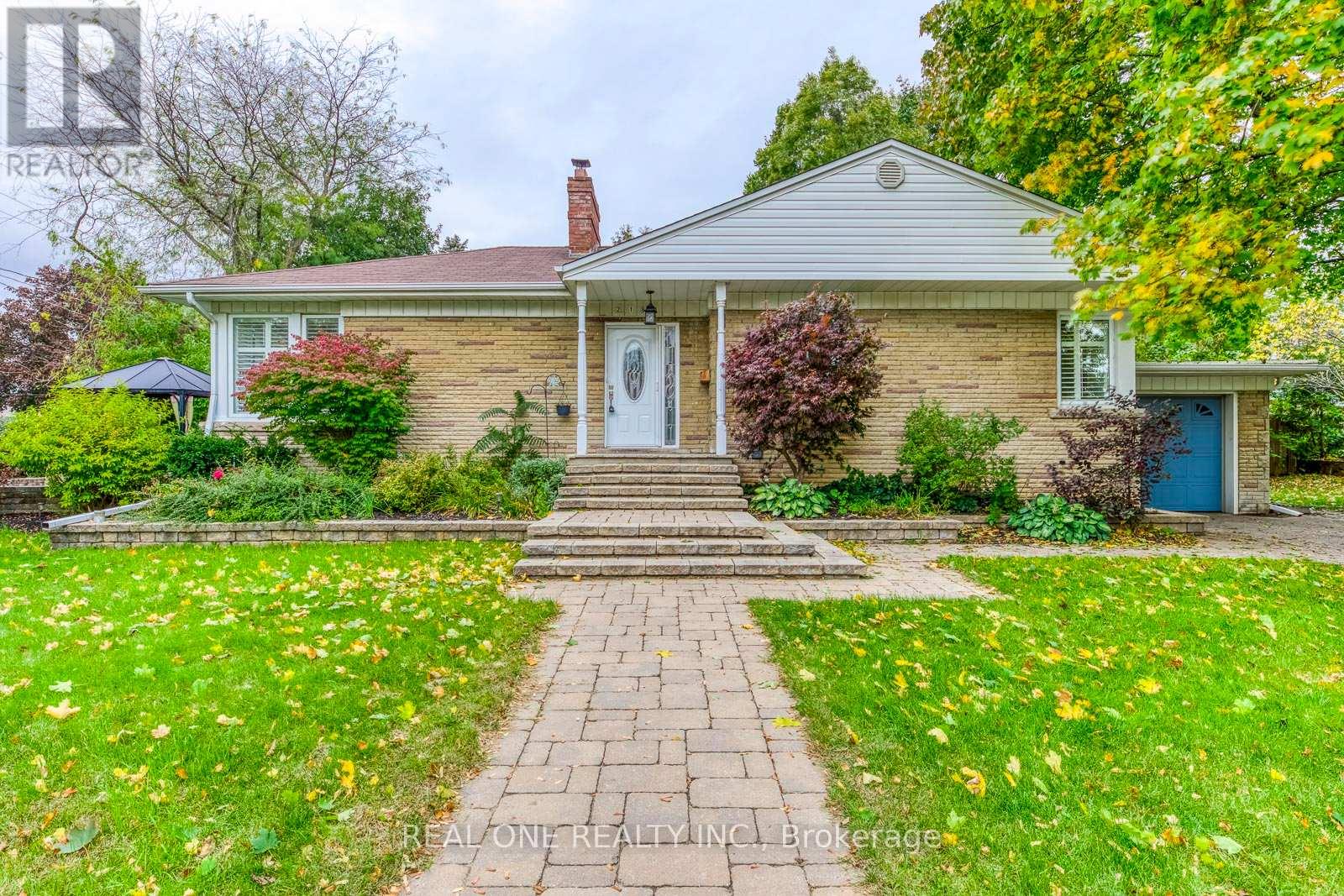 2181 Courtland Drive, Burlington, Ontario  L7R 1S2 - Photo 3 - W13096522