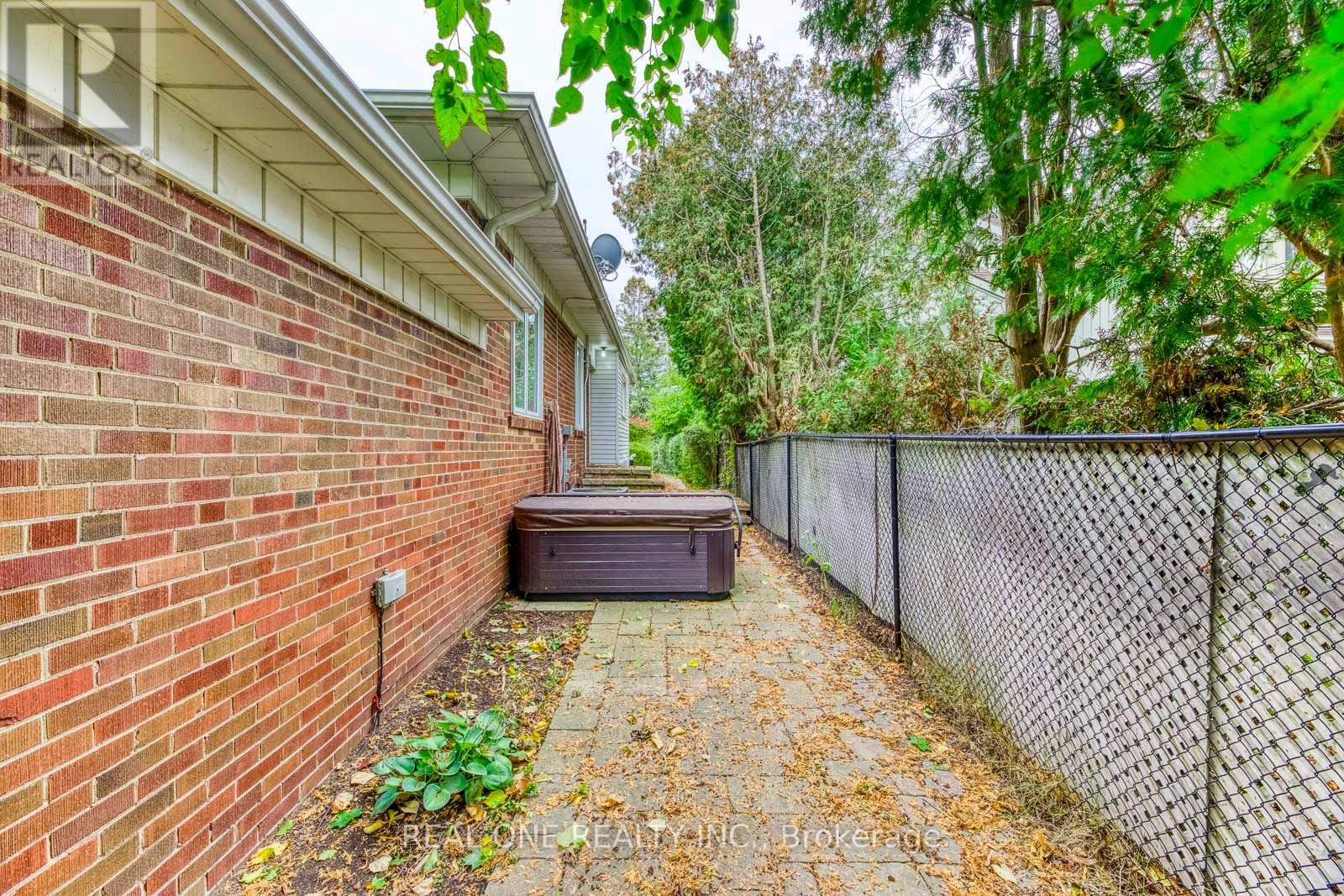 2181 Courtland Drive, Burlington, Ontario  L7R 1S2 - Photo 34 - W13096522
