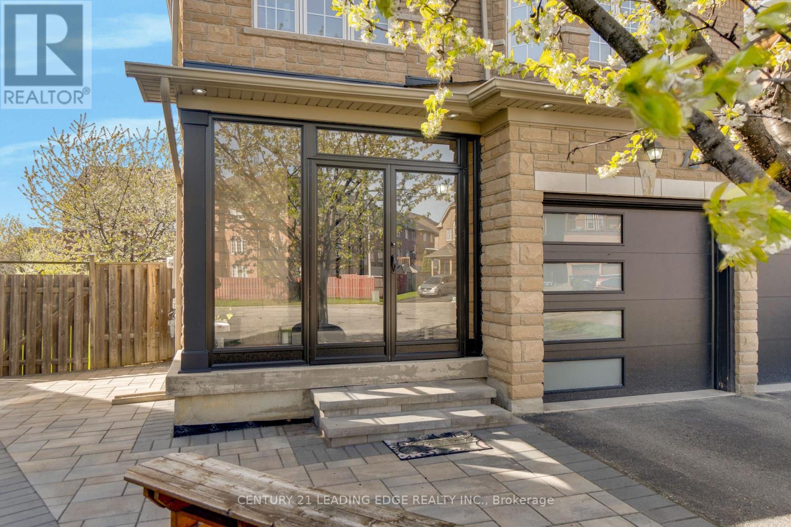 12 Raybeck Court, Brampton, Ontario  L6Y 0K1 - Photo 4 - W13096686
