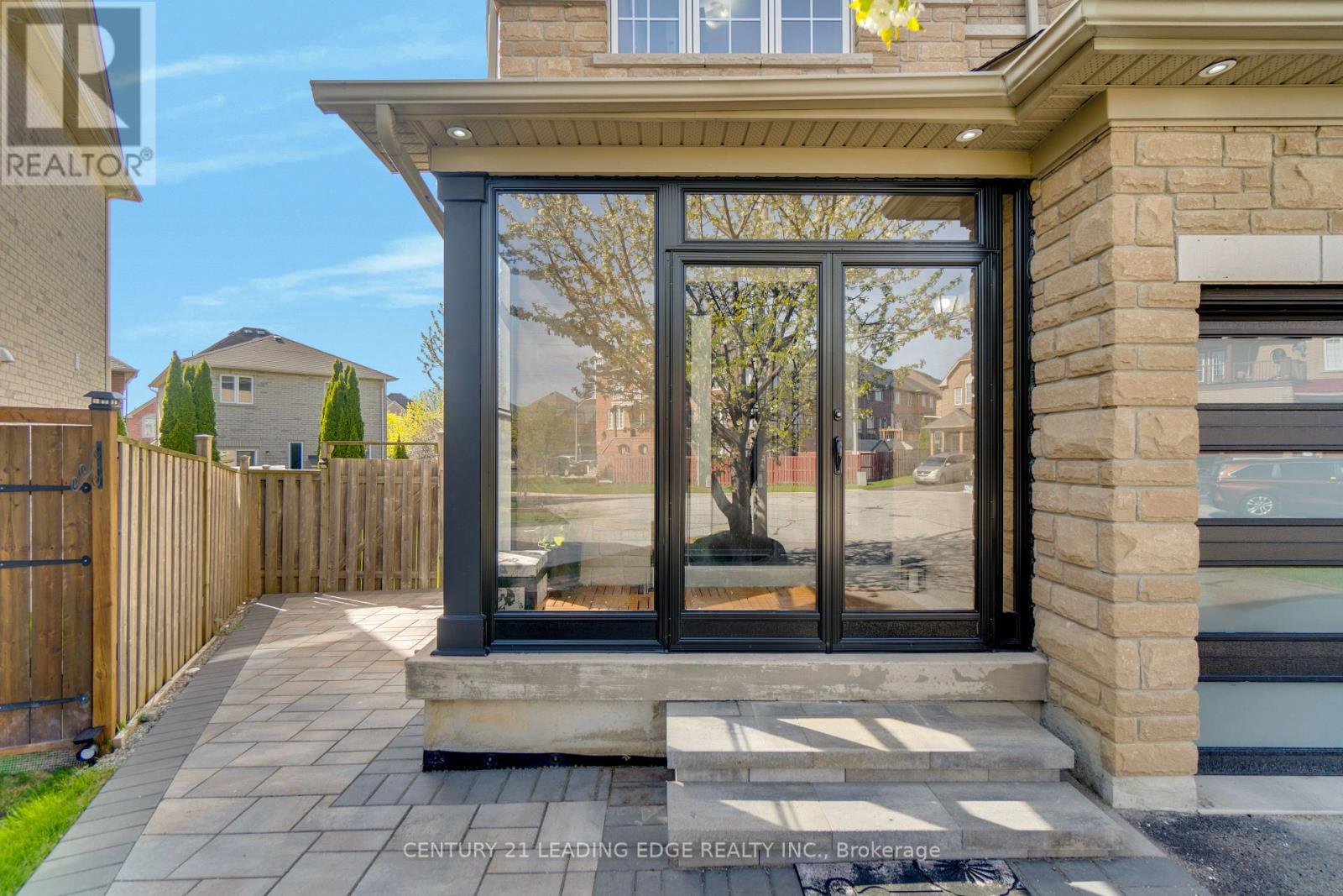 12 Raybeck Court, Brampton, Ontario  L6Y 0K1 - Photo 5 - W13096686