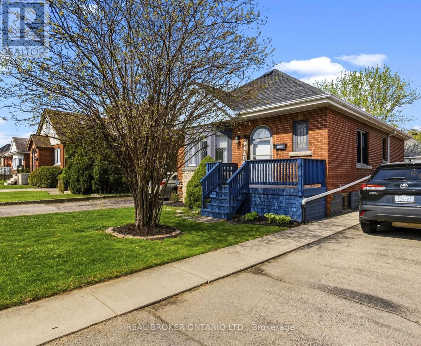 8 Barons Avenue S, Hamilton, Ontario  L8K 2X9 - Photo 2 - X13096454