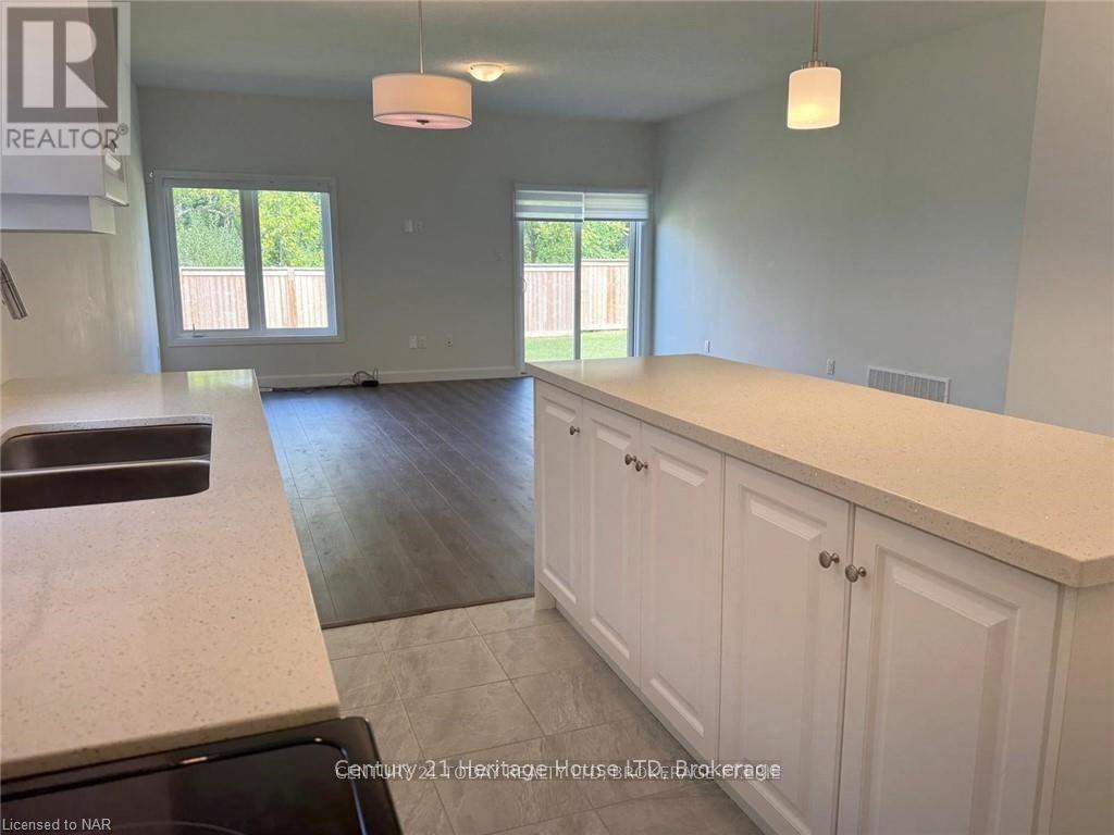 11 Beach Walk Crescent, Fort Erie, Ontario  L0S 1N0 - Photo 12 - X13096724