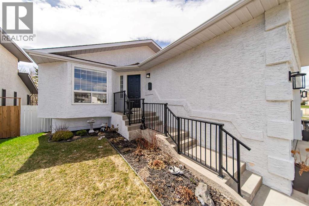 9 Scripps Landing NW, Calgary, Alberta  T3L 1V9 - Photo 3 - A2308306