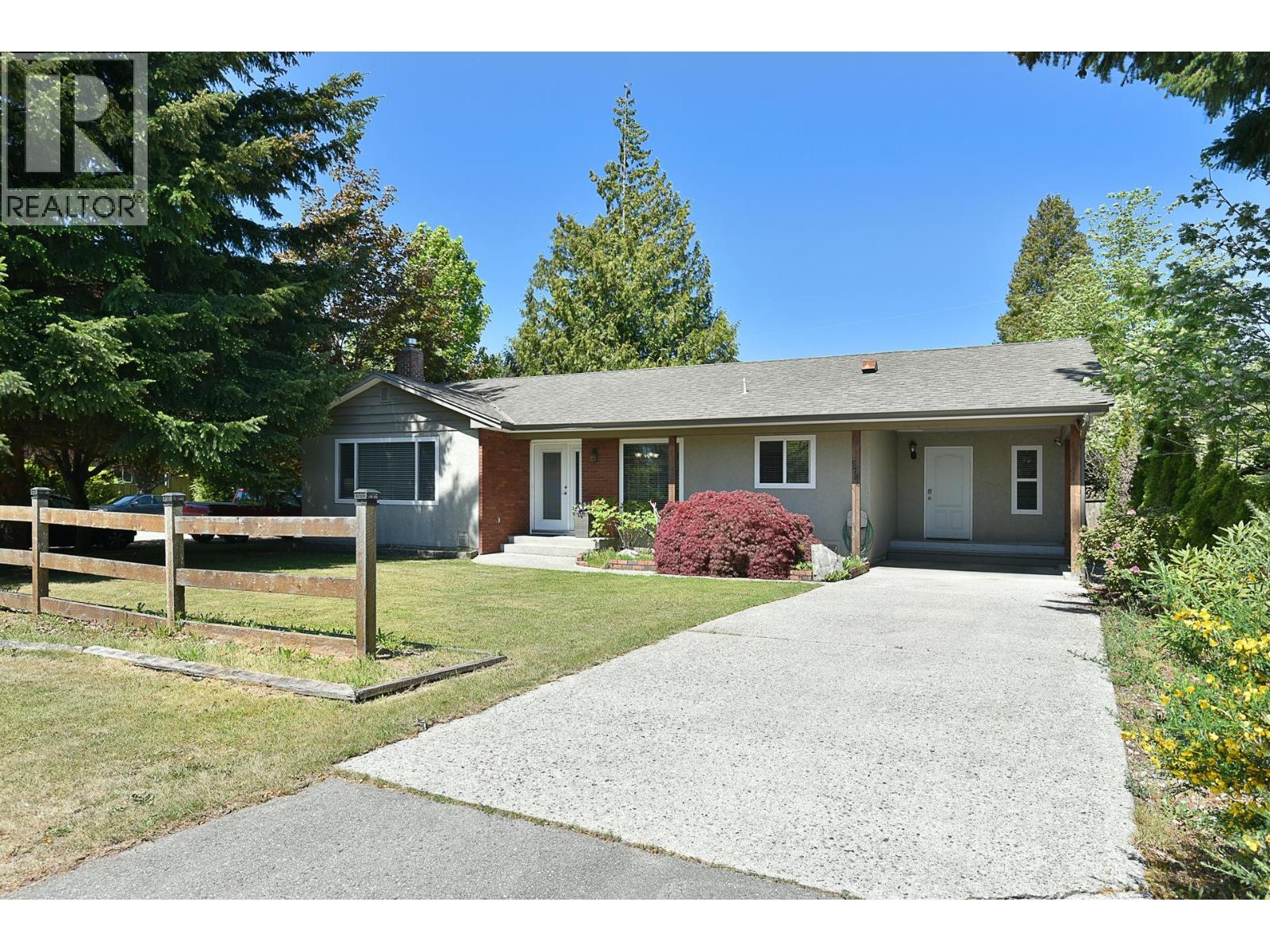 5784 Medusa Street, Sechelt, British Columbia  V7Z 0J8 - Photo 1 - R3120761