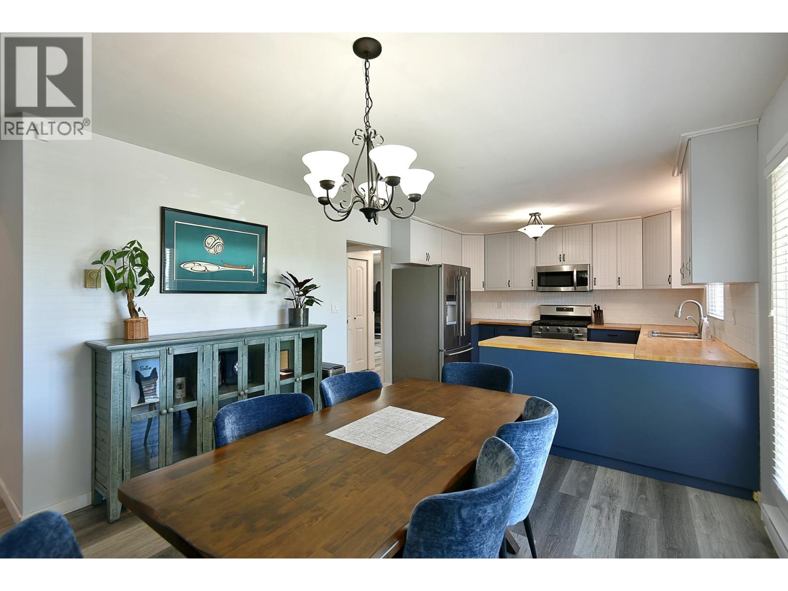 5784 Medusa Street, Sechelt, British Columbia  V7Z 0J8 - Photo 2 - R3120761