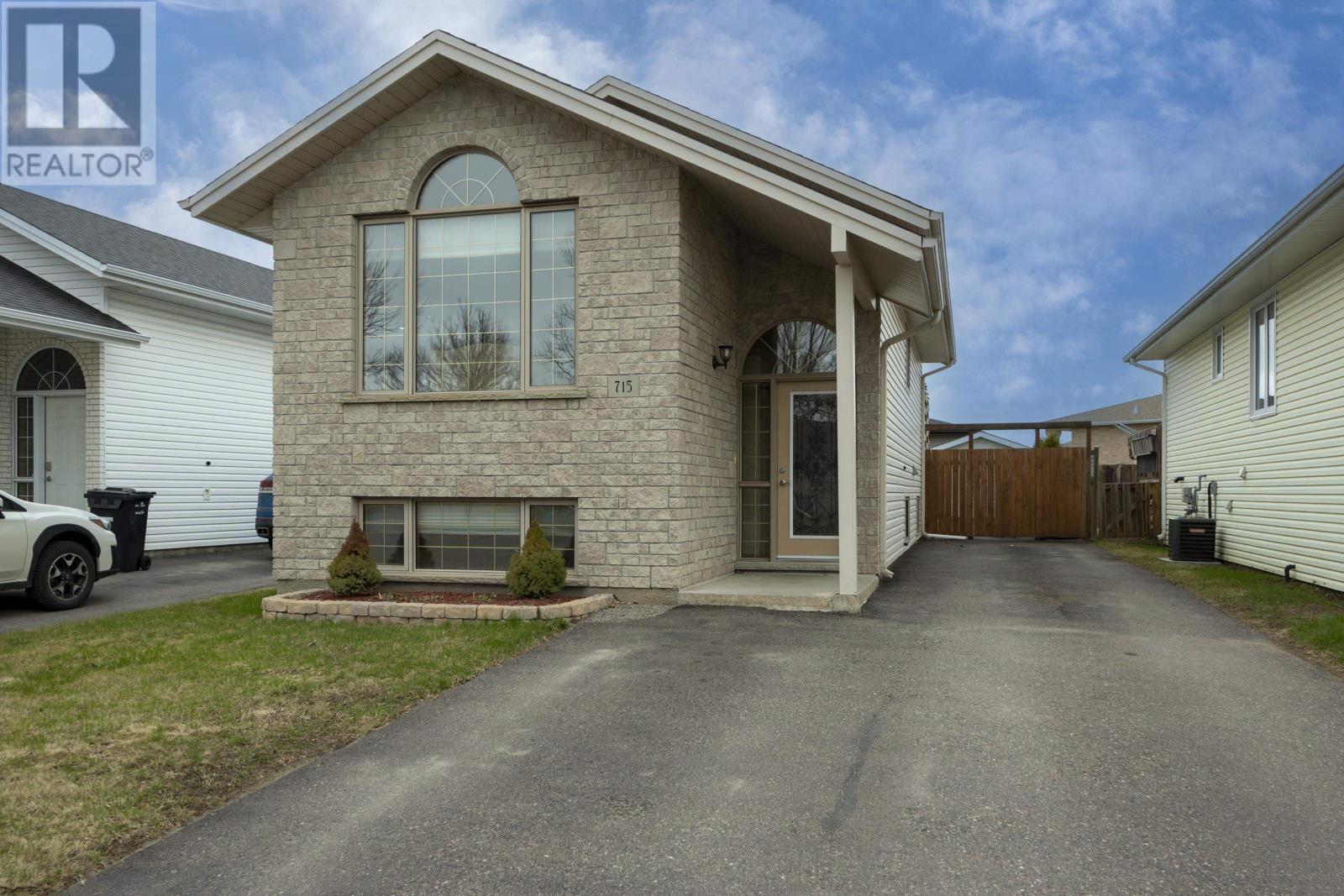 715 Porcupine Blvd, Thunder Bay, Ontario  P7C 6A7 - Photo 2 - TB2600942