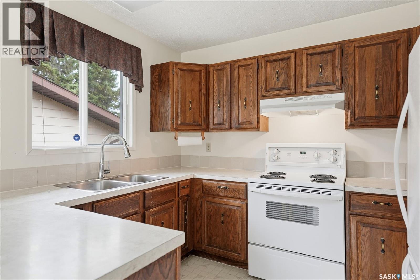 230 Silverwood Road, Saskatoon, Saskatchewan  S7K 5R9 - Photo 2 - SK035145