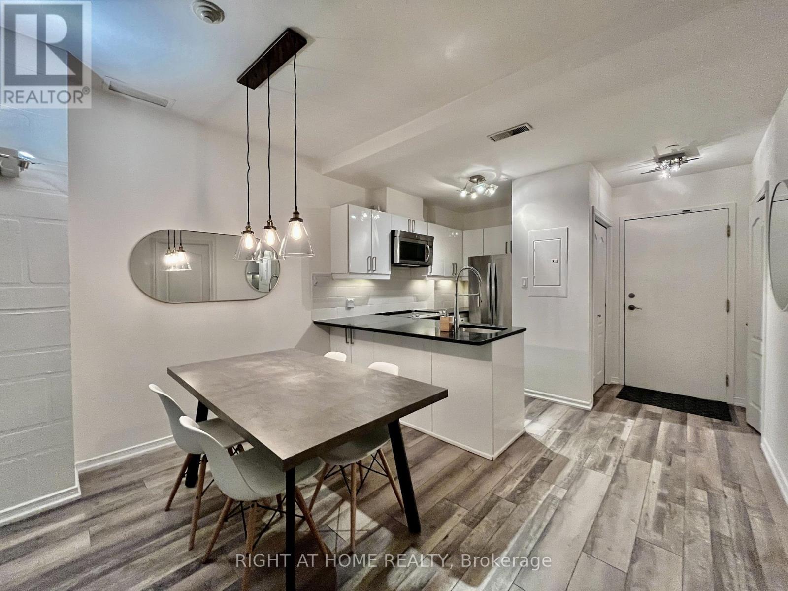 1106 - 393 King Street W, Toronto, Ontario  M5V 3G8 - Photo 2 - C13096888
