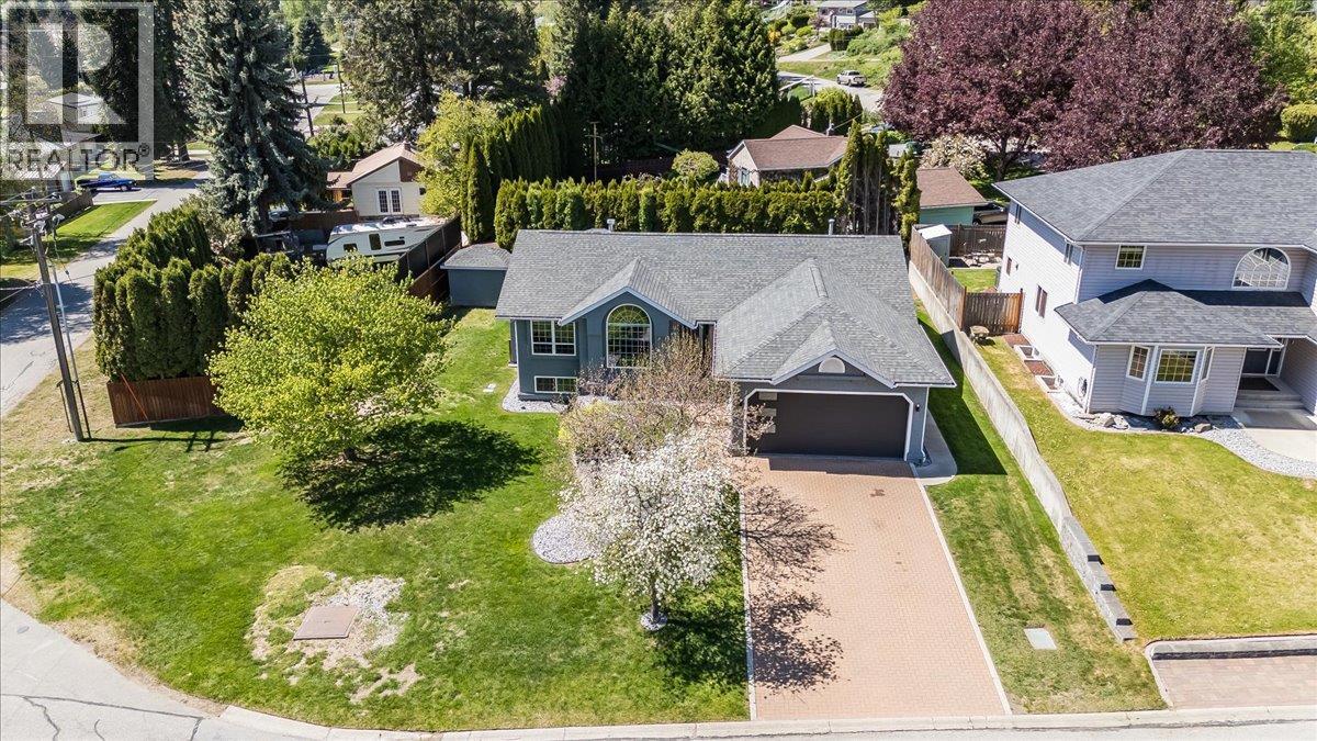 900 7TH Street, Montrose, British Columbia