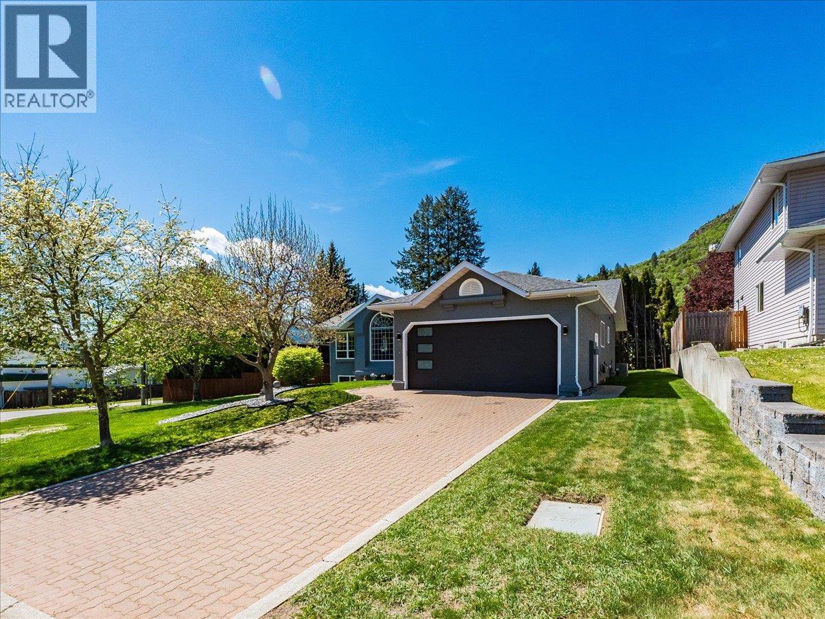 900 7th Street, Montrose, British Columbia  V0G 1P0 - Photo 2 - 10386179