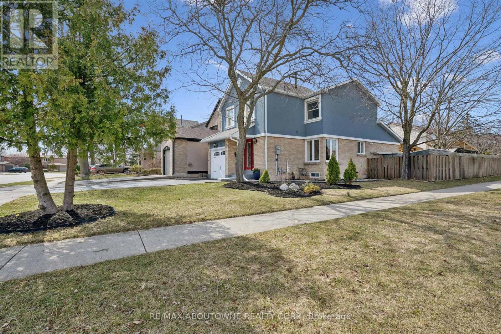 395 Maidstone Crescent, Oakville, Ontario  L6M 1C1 - Photo 2 - W13096874