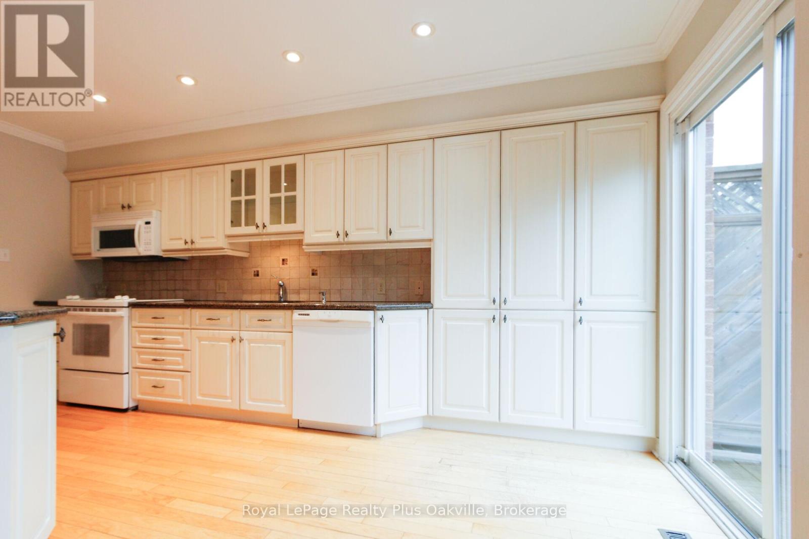 2062 Brays Lane, Oakville, Ontario  L6M 2S7 - Photo 12 - W13097150