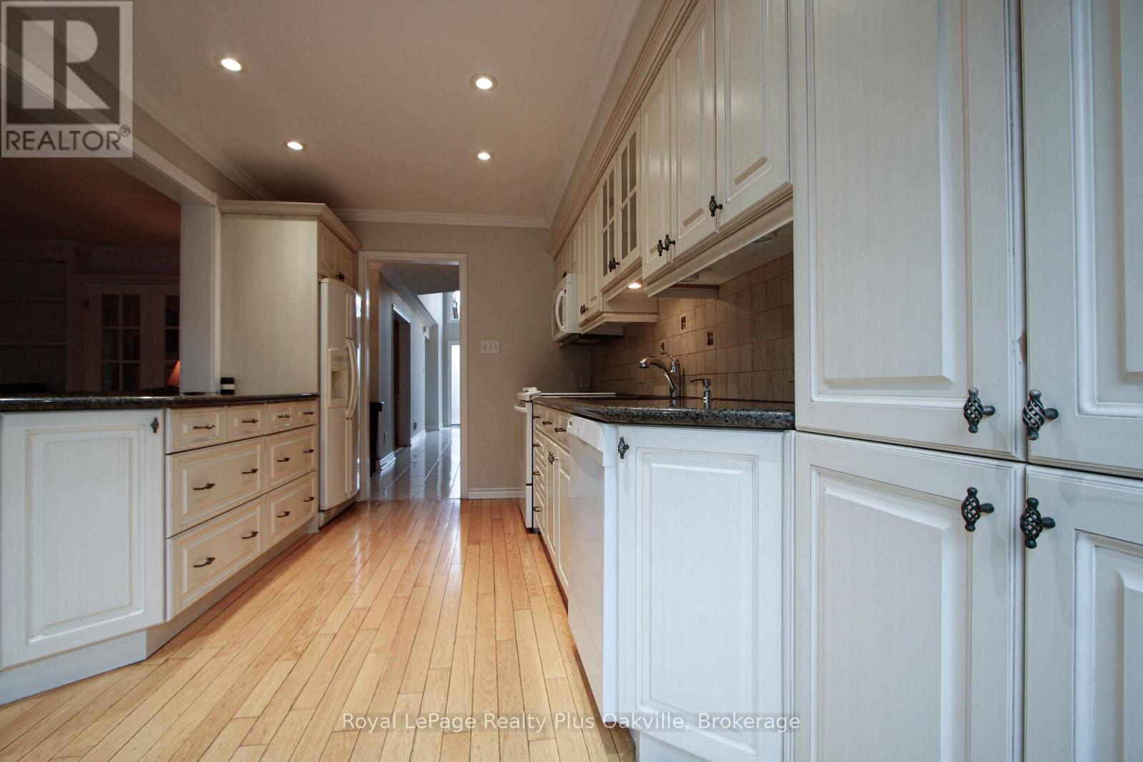 2062 Brays Lane, Oakville, Ontario  L6M 2S7 - Photo 18 - W13097150