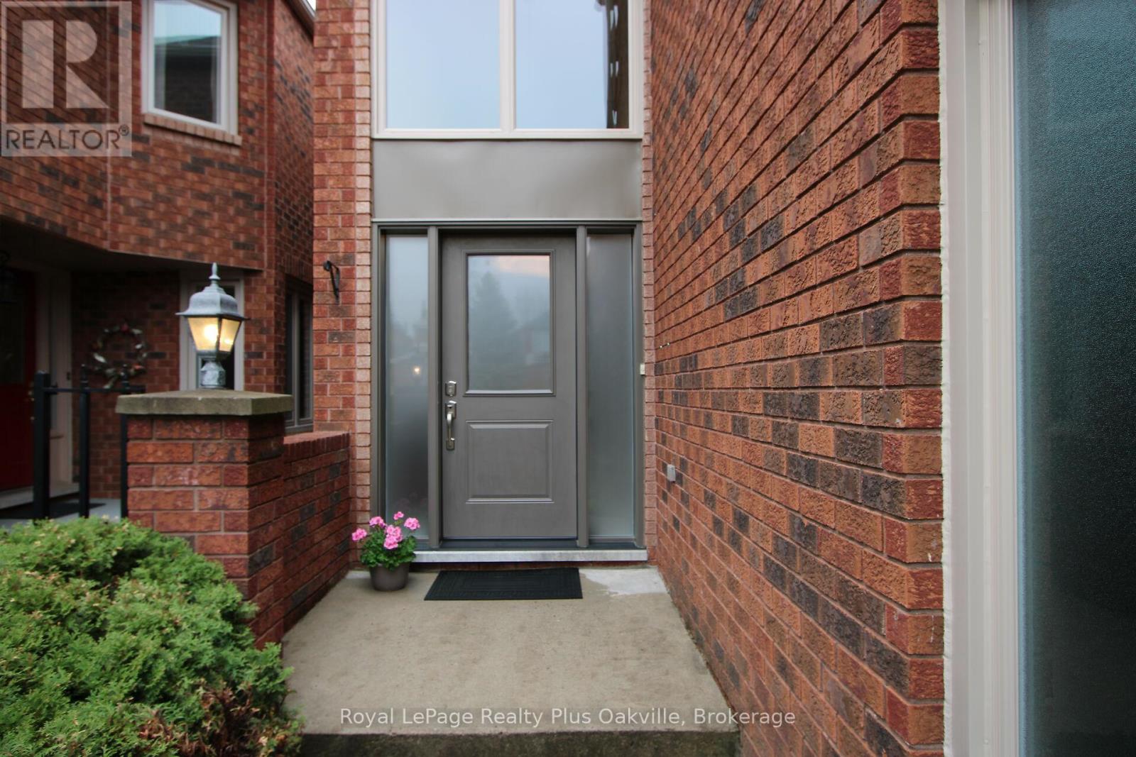 2062 Brays Lane, Oakville, Ontario  L6M 2S7 - Photo 5 - W13097150