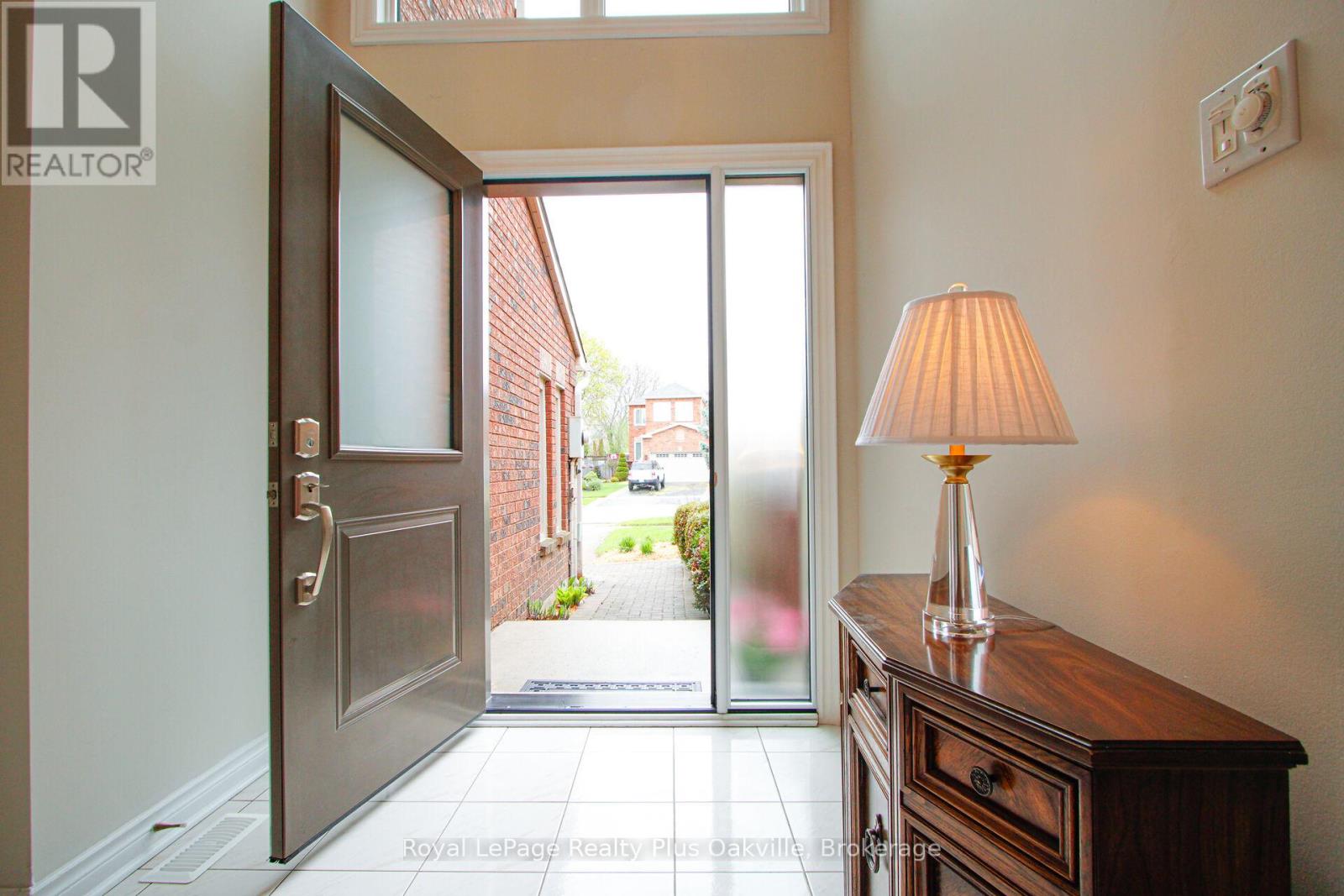 2062 Brays Lane, Oakville, Ontario  L6M 2S7 - Photo 9 - W13097150