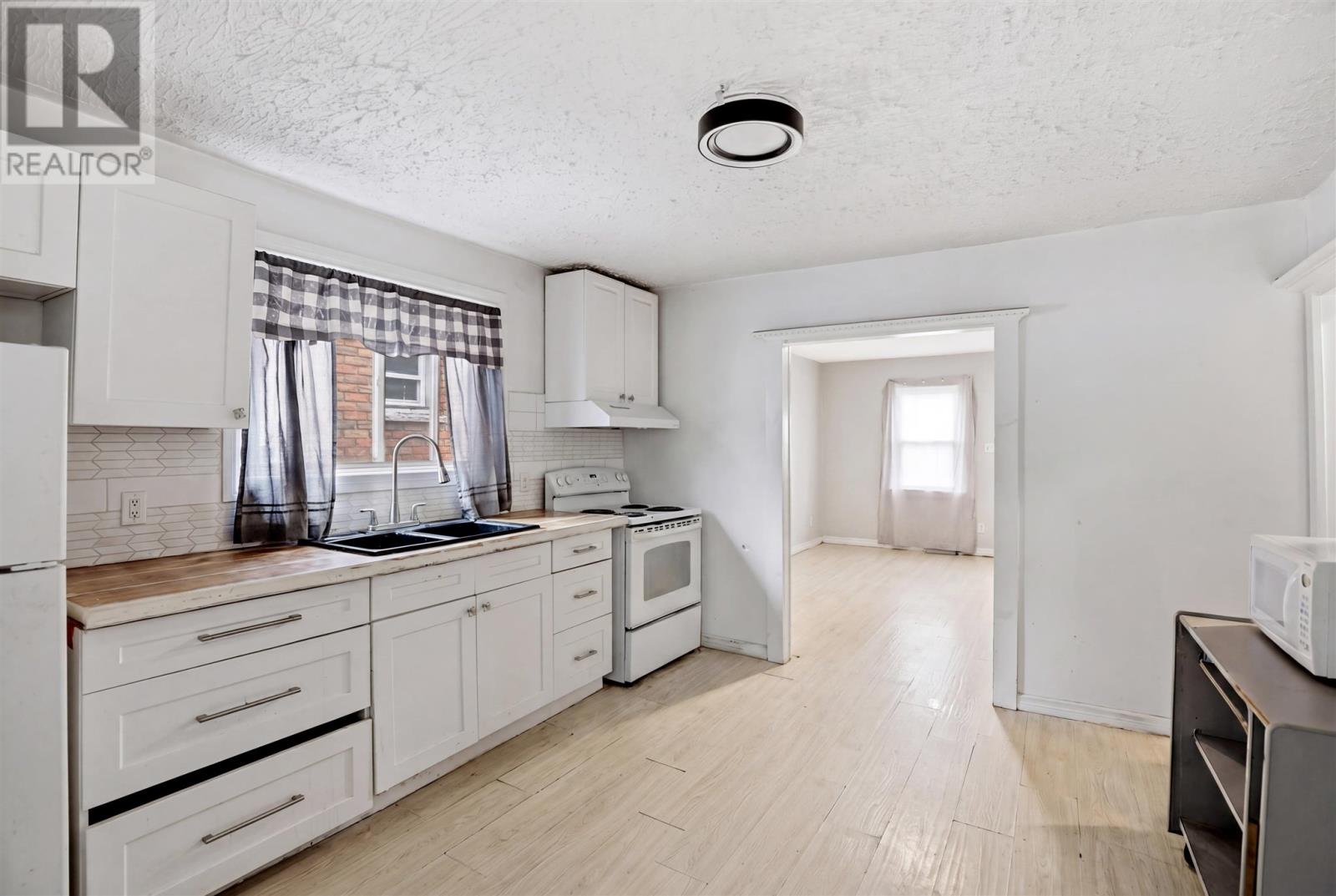 733 Mckenzie Ave, Sault Ste. Marie, Ontario  P6C 1H2 - Photo 9 - SM260919