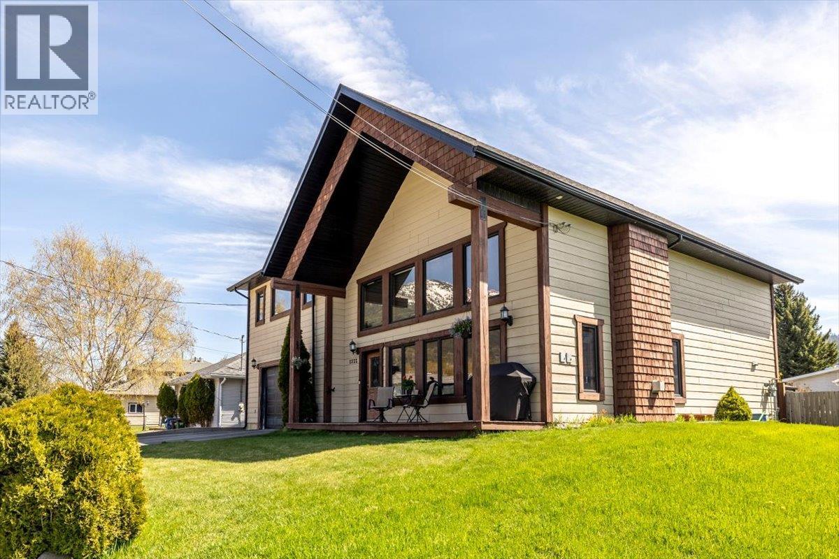 1322 11th Avenue, Fernie, British Columbia  V0B 1M0 - Photo 3 - 10386058