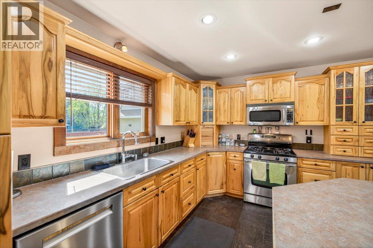 1322 11th Avenue, Fernie, British Columbia  V0B 1M0 - Photo 27 - 10386058