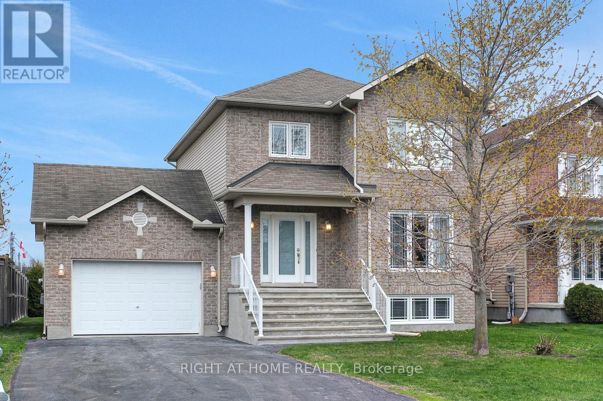27 MANOIR STREET, Russell, Ontario
