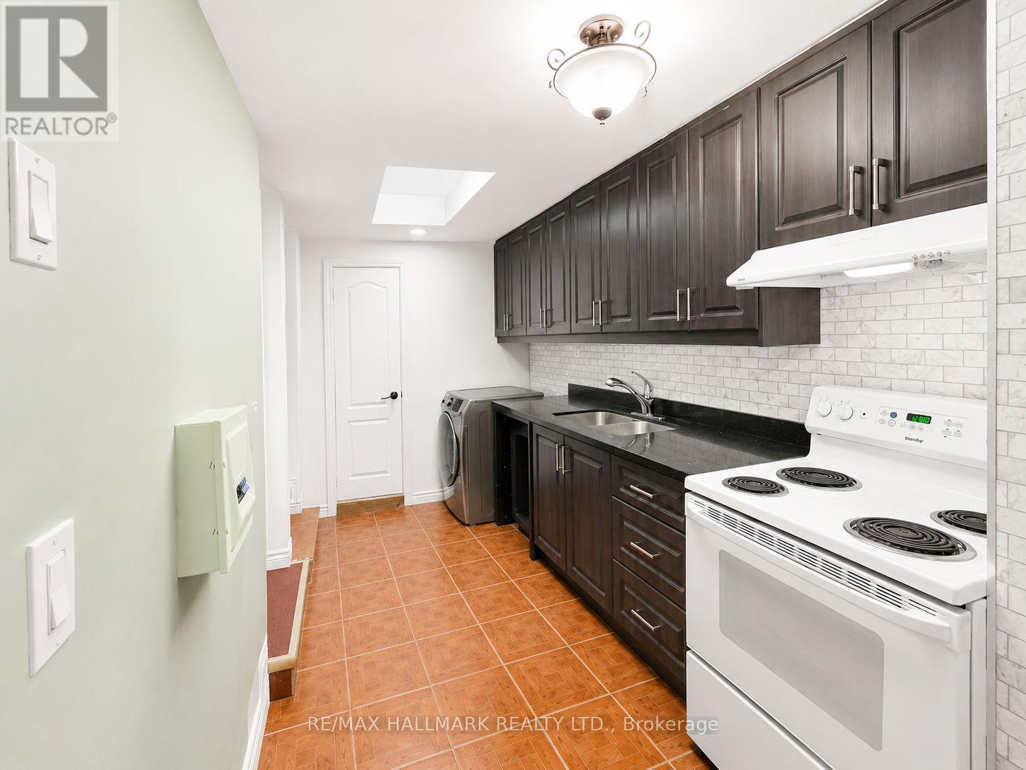 Main Rm 1 - 866 Bathurst Street, Toronto, Ontario  M5R 3G3 - Photo 3 - C13097178