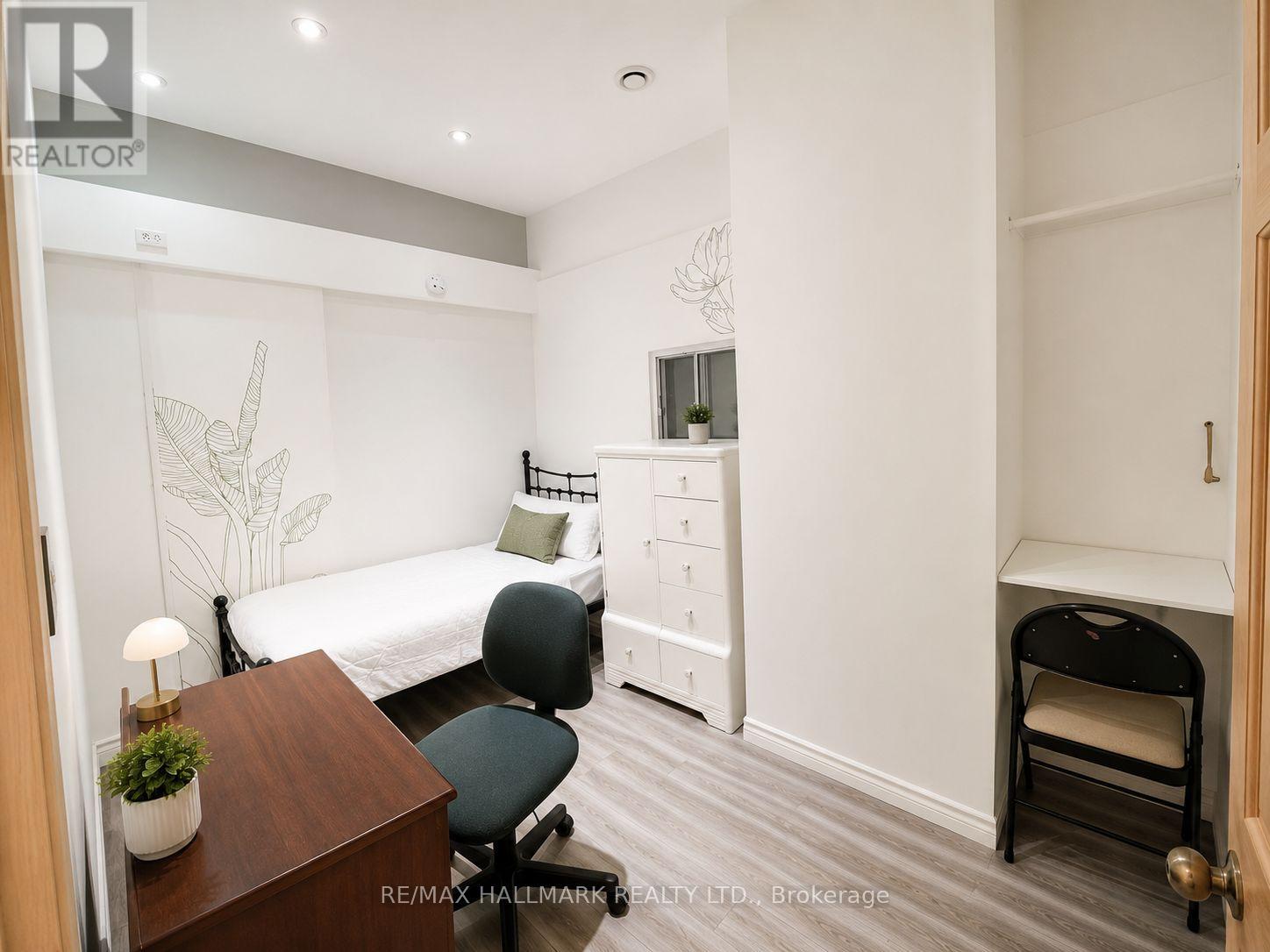 Main Rm 1 - 866 Bathurst Street, Toronto, Ontario  M5R 3G3 - Photo 9 - C13097178