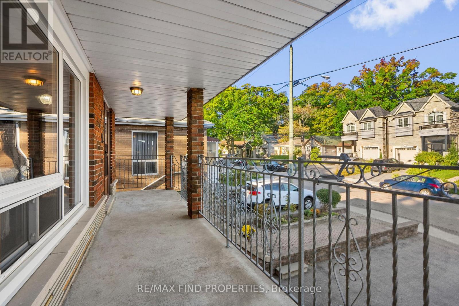 16 Mcdonald Avenue, Toronto, Ontario  M1L 3Y8 - Photo 4 - E13096966
